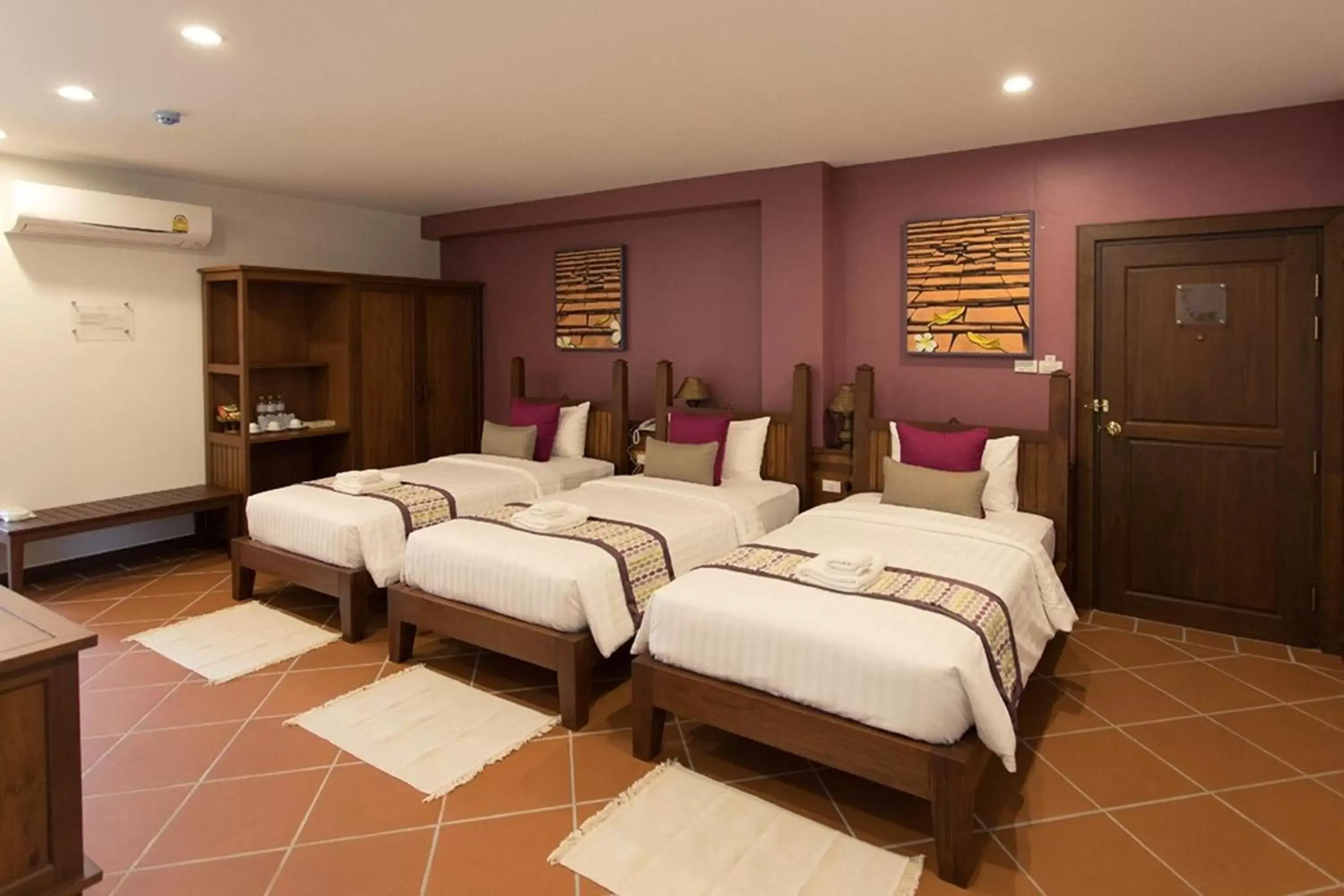 Family Trio in Villa Sanpakoi Family Trio in Villa Sanpakoi