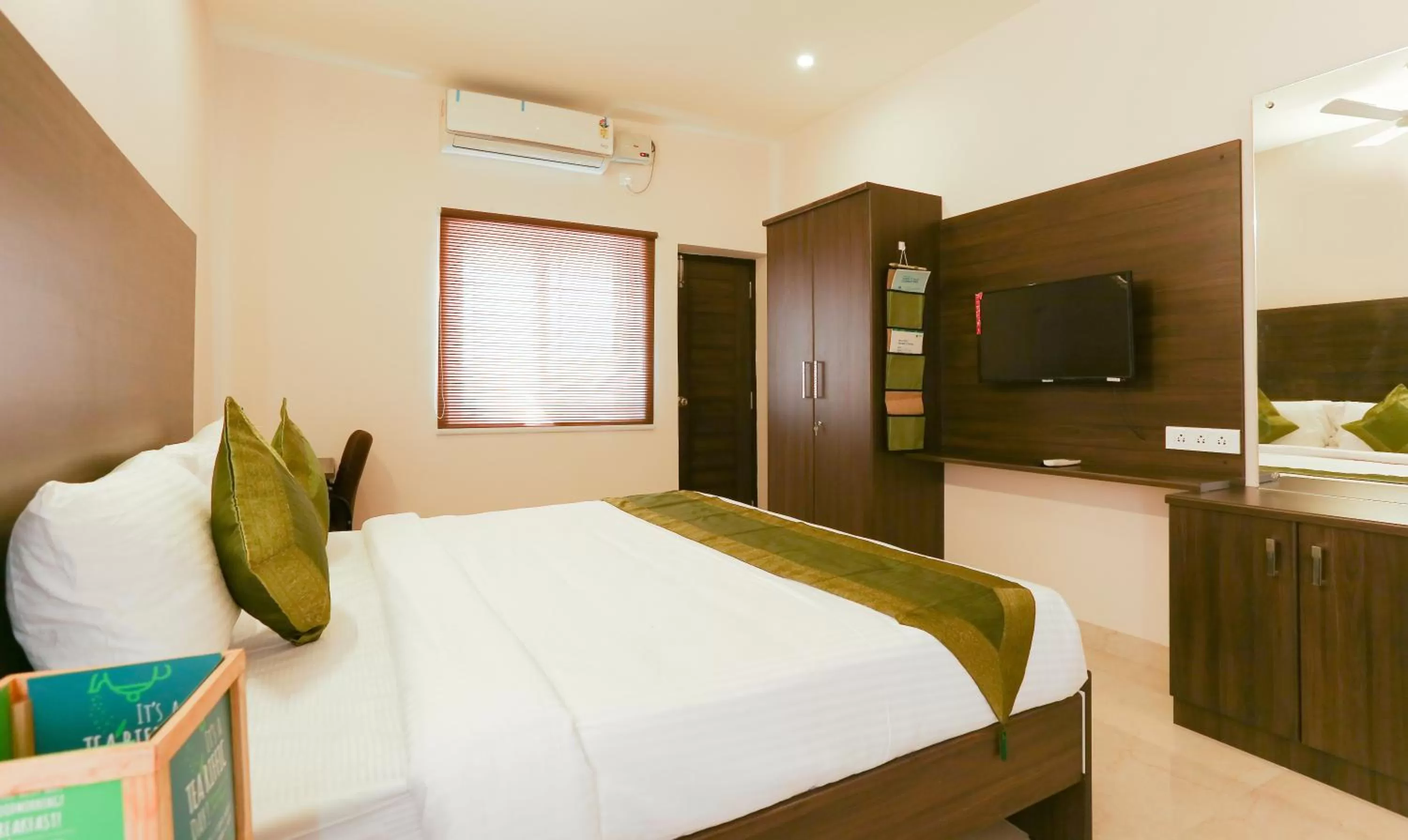 Bedroom, Bed in Treebo Hi Line Apartments Kalapatti