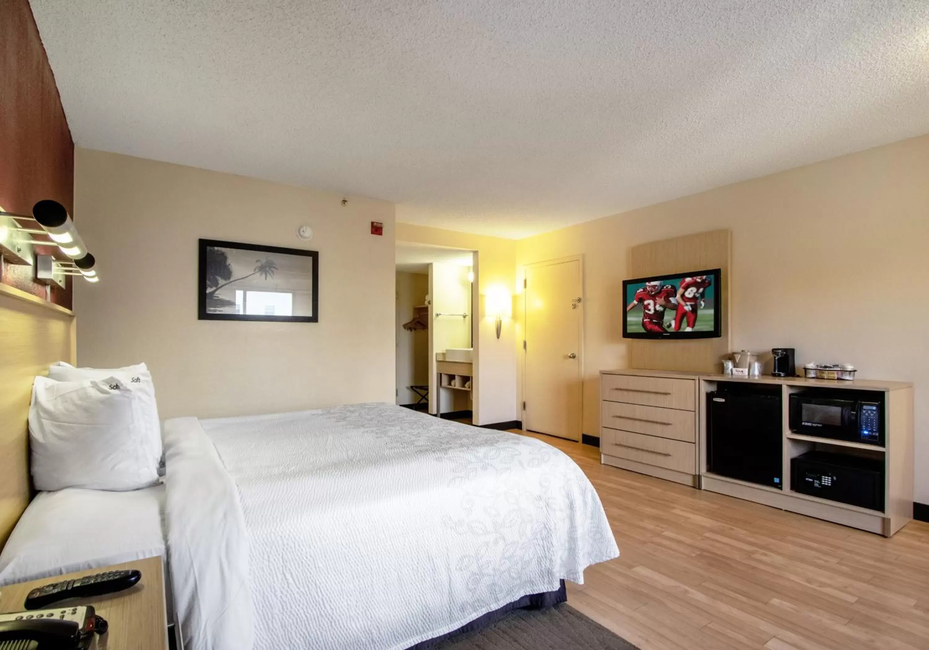 Superior King Room Disability Access Smoke Free in Red Roof Inn PLUS+ West Palm Beach Superior King Room Disability Access Smoke Free in Red Roof Inn PLUS+ West Palm Beach