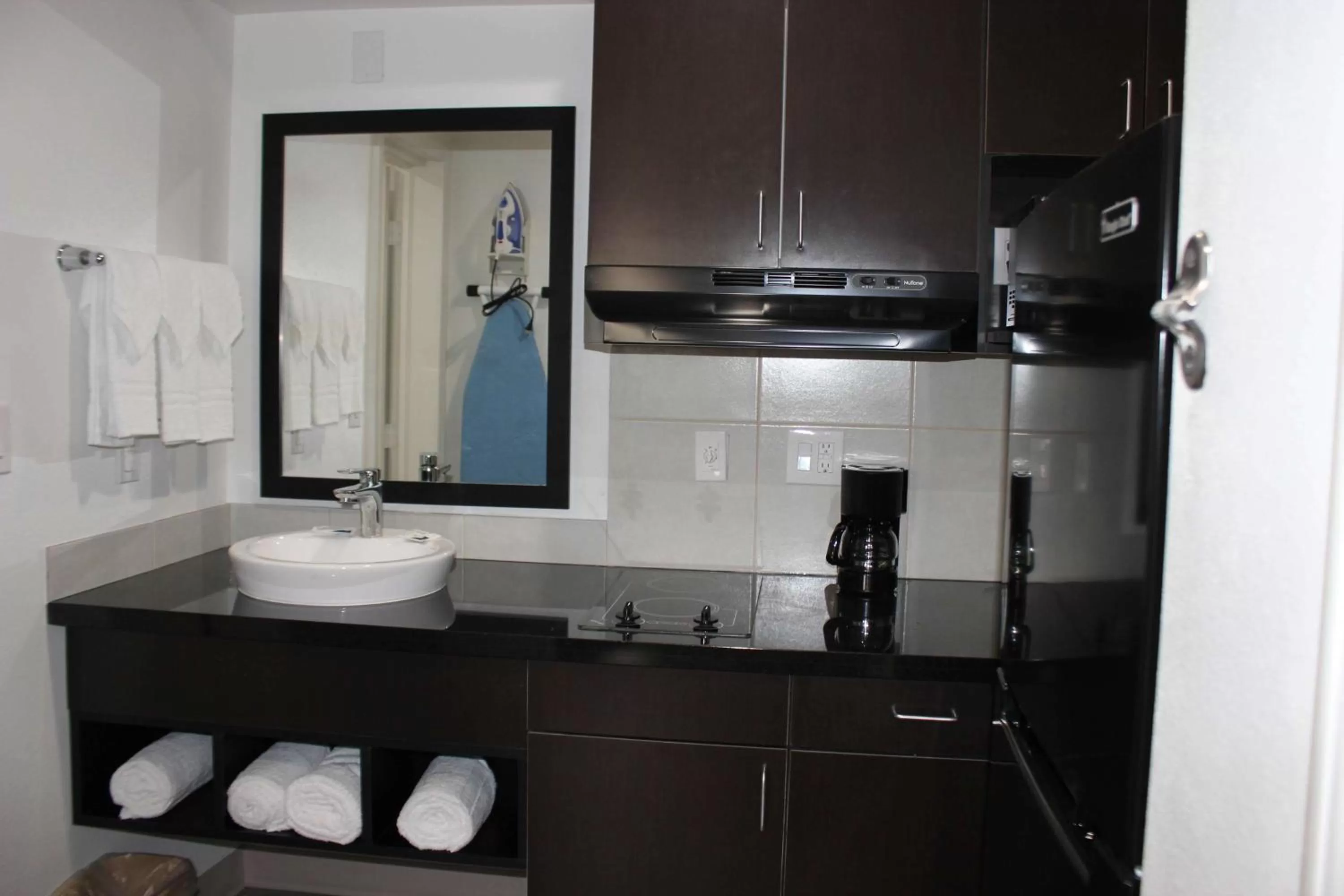 Kitchen or kitchenette, Bathroom in Studio 6-Houston, TX - East