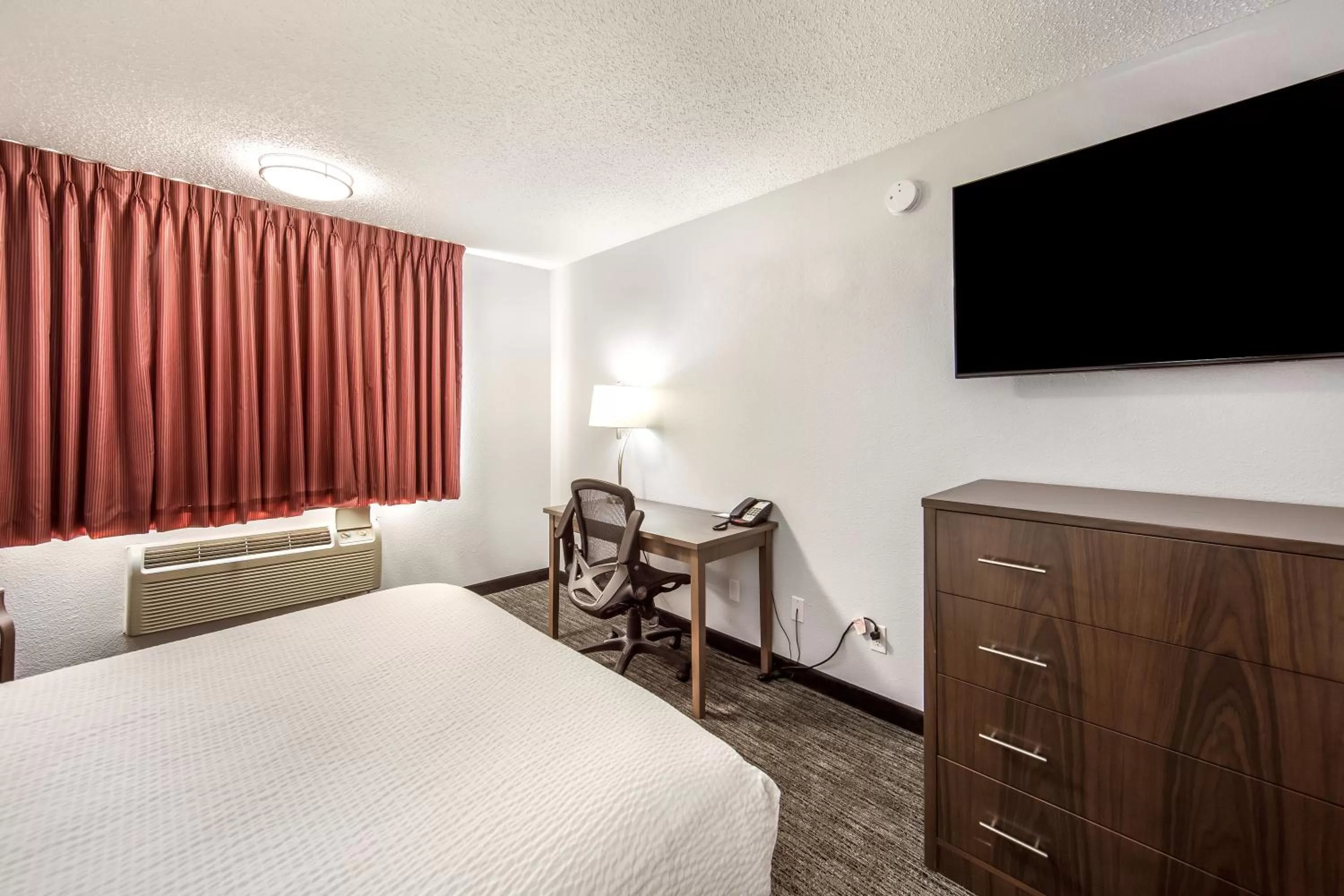 Bedroom, Bed in Red Lion Inn & Suites Grants Pass