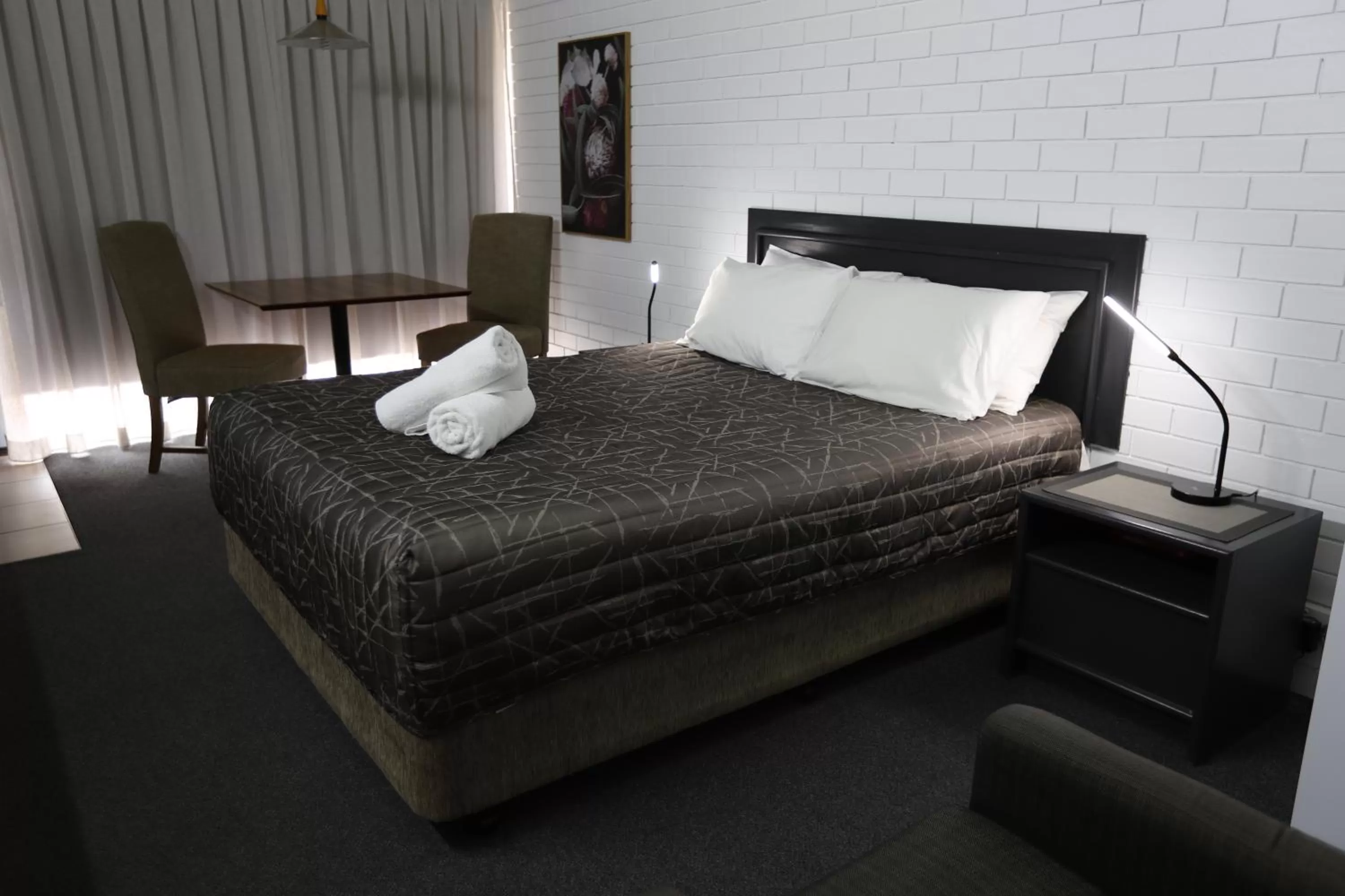 Bedroom, Bed in The Town House Motor Inn