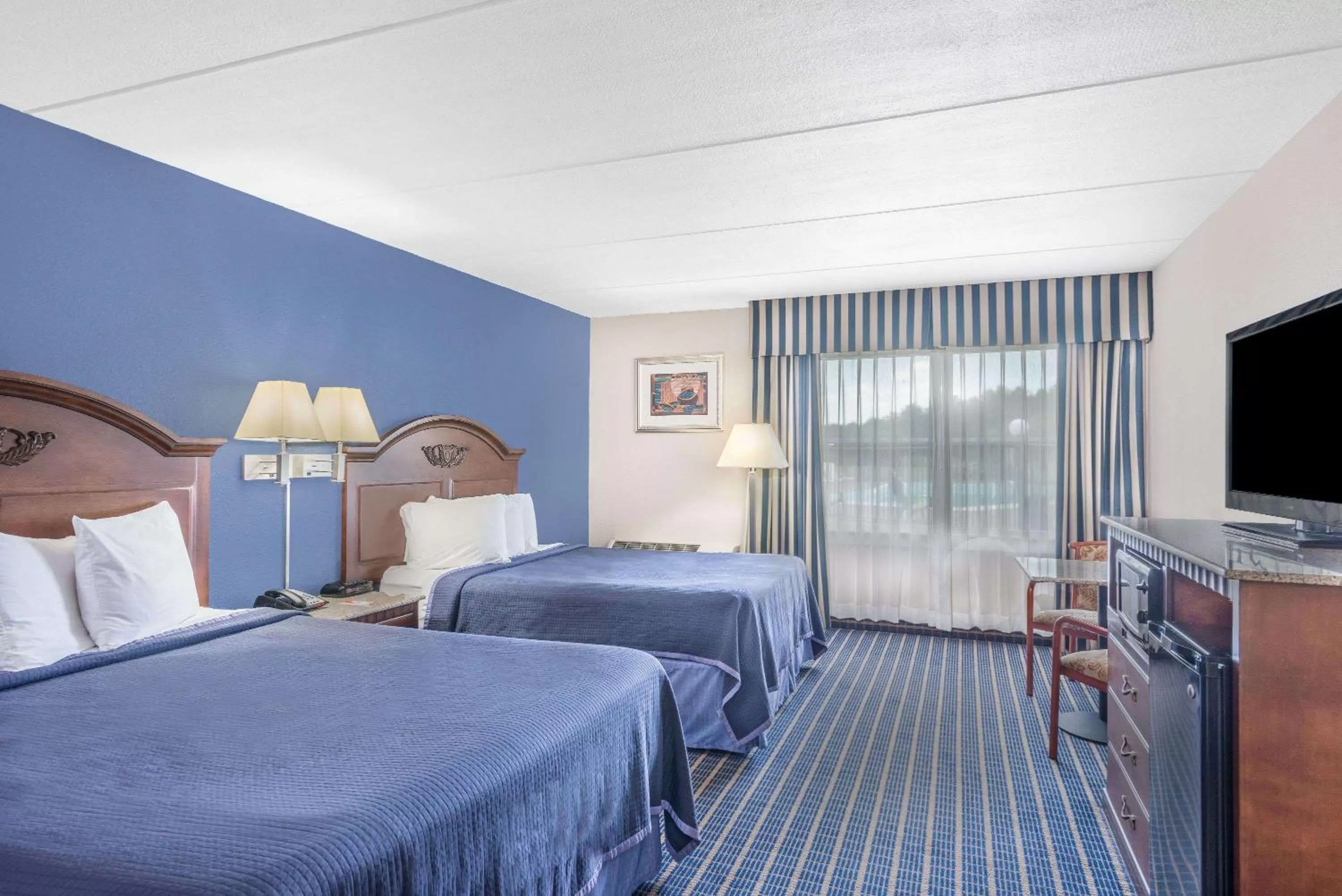 Photo of the whole room, Bed in Howard Johnson by Wyndham Bangor