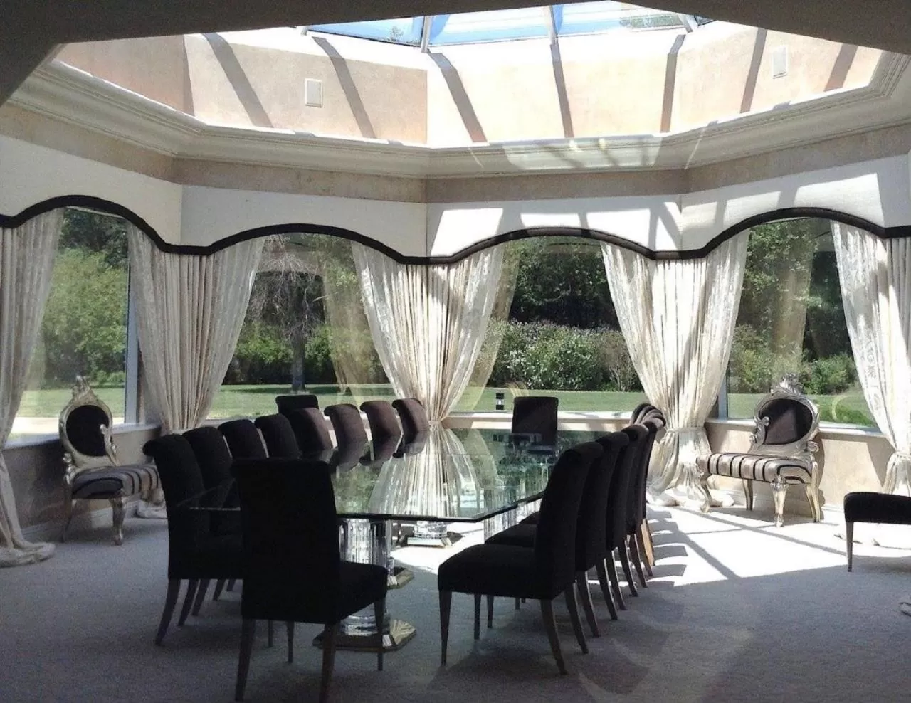 Dining area in Mill Creek Gardens