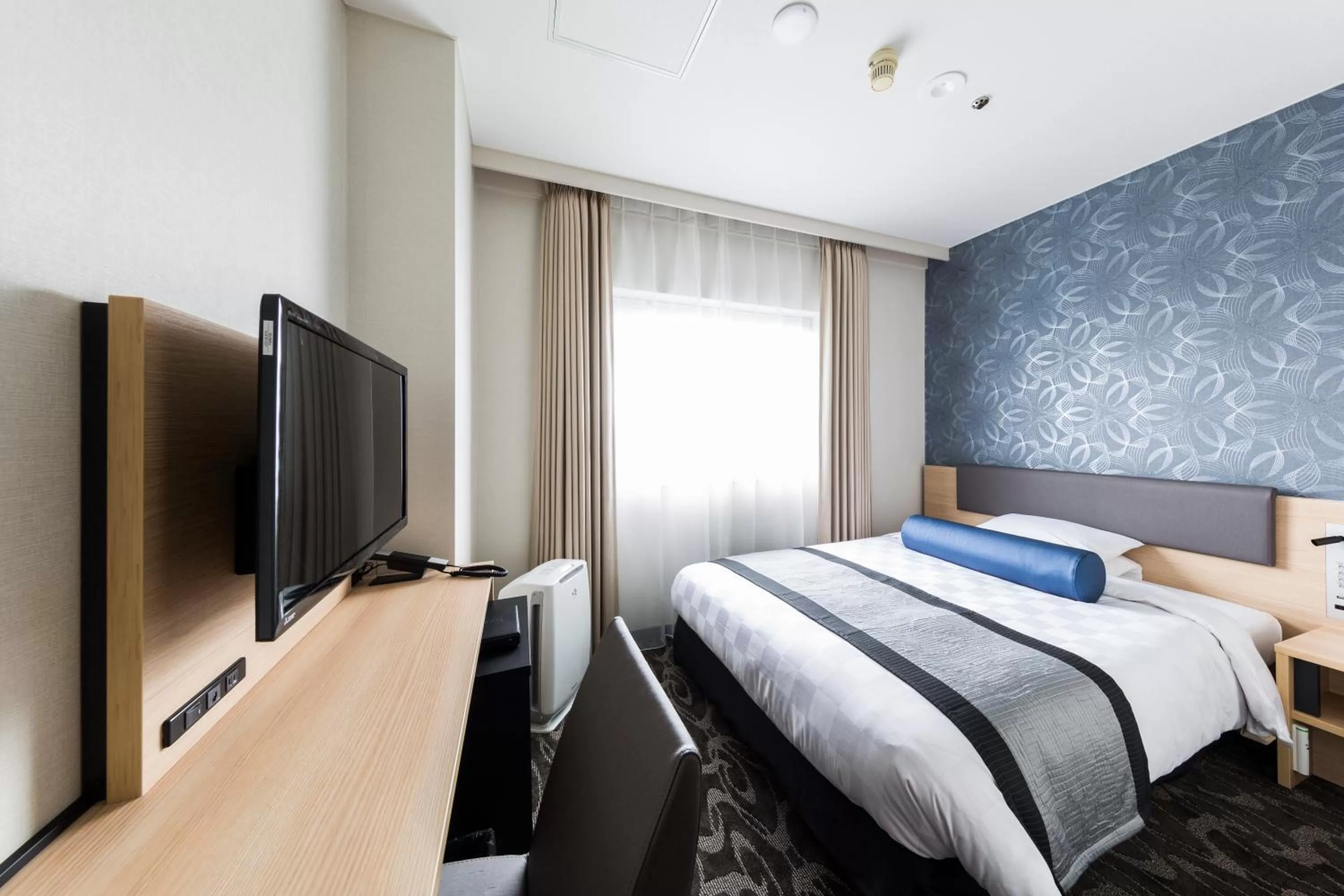 Photo of the whole room, Bed in Shin Osaka Esaka Tokyu REI Hotel