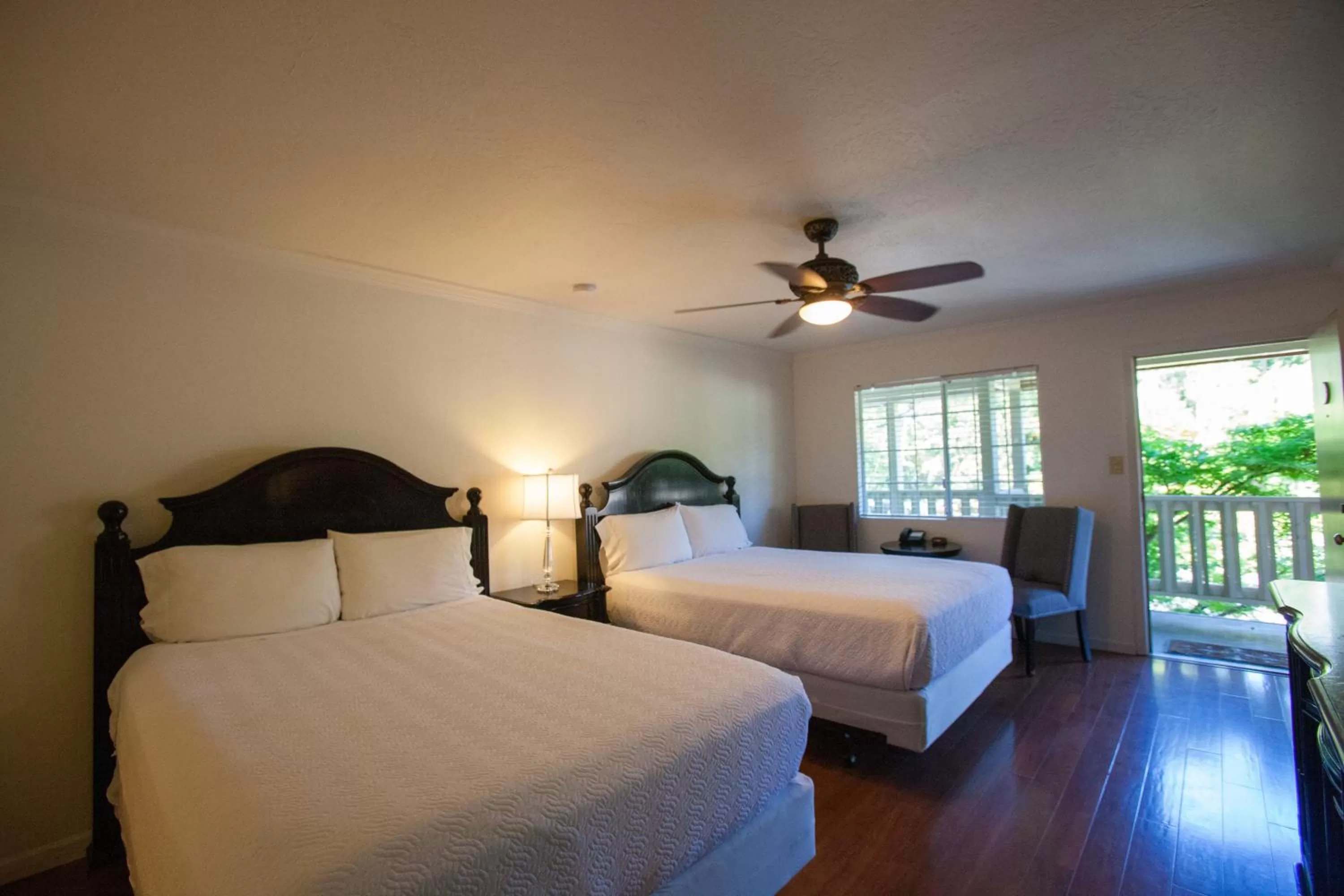 Photo of the whole room, Bed in The Jack London Lodge