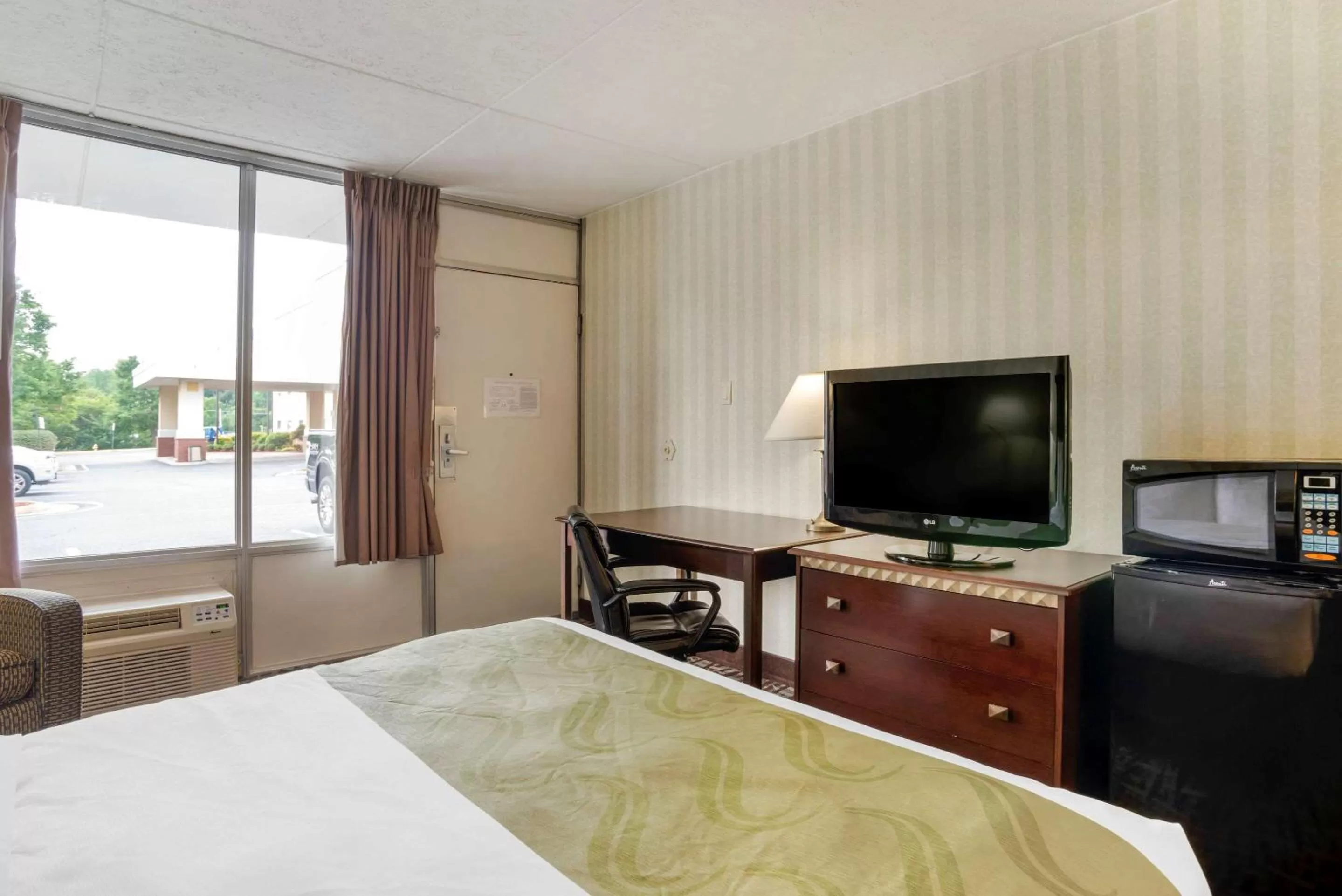 Photo of the whole room, Bed in Quality Inn Fredericksburg near Historic Downtown