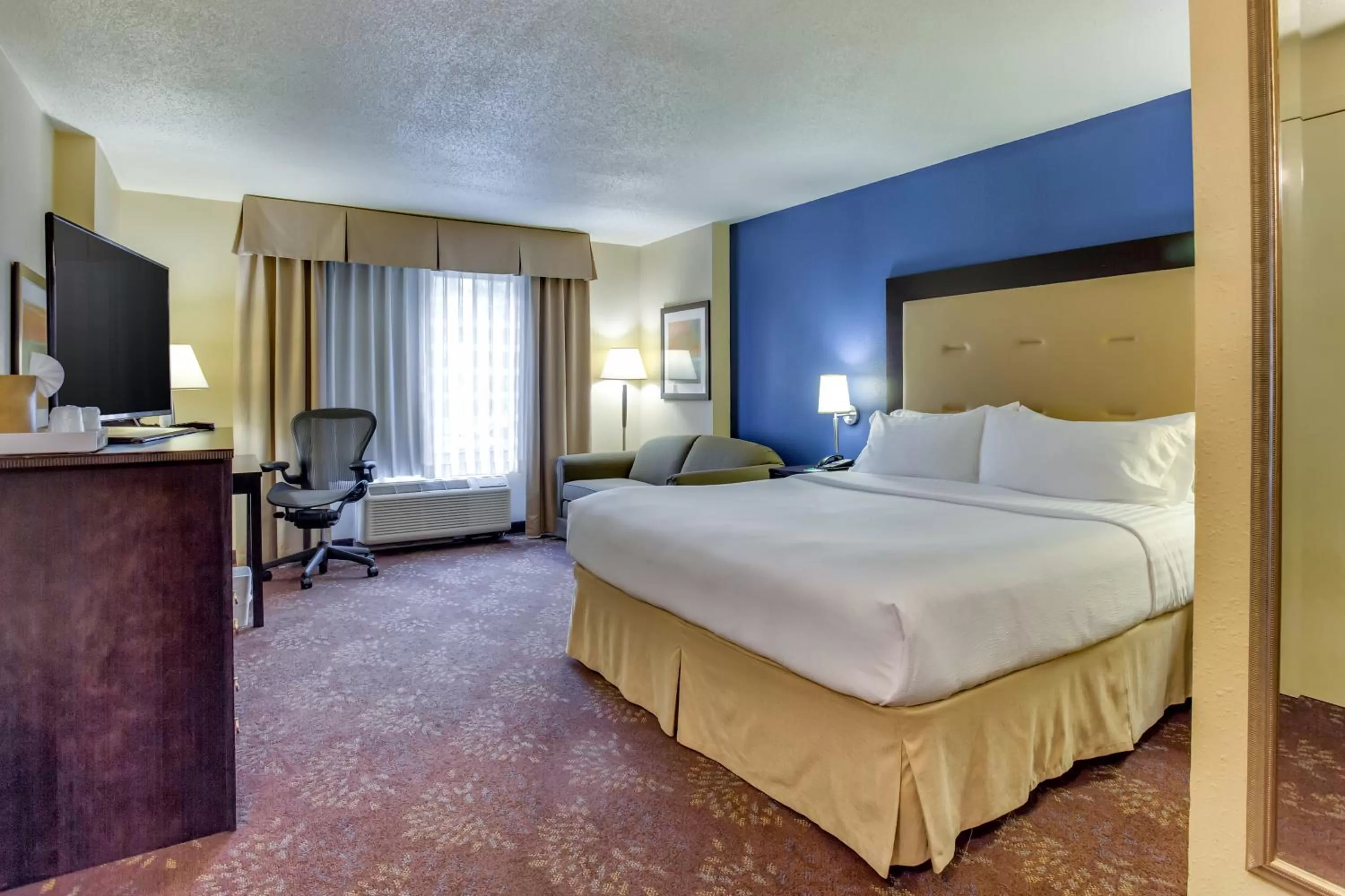 Photo of the whole room, Bed in Holiday Inn Indianapolis North-Carmel by IHG
