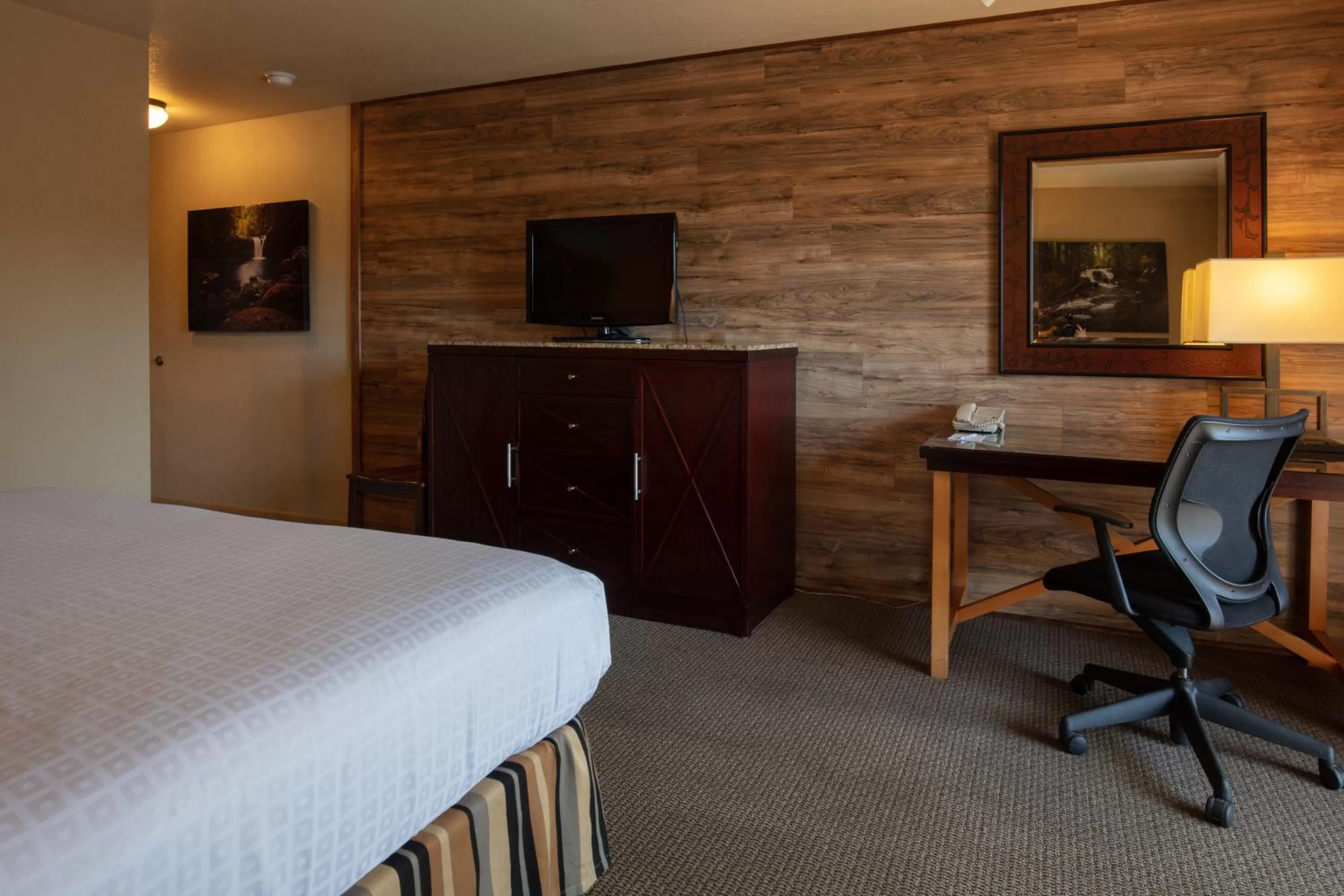 TV and multimedia, Bed in Riverside Inn