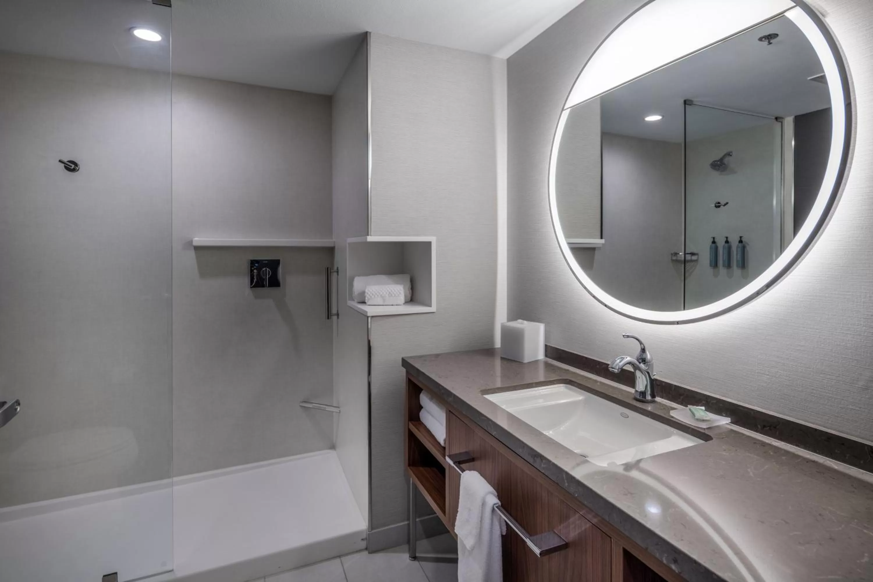 Bathroom in Courtyard by Marriott Conway