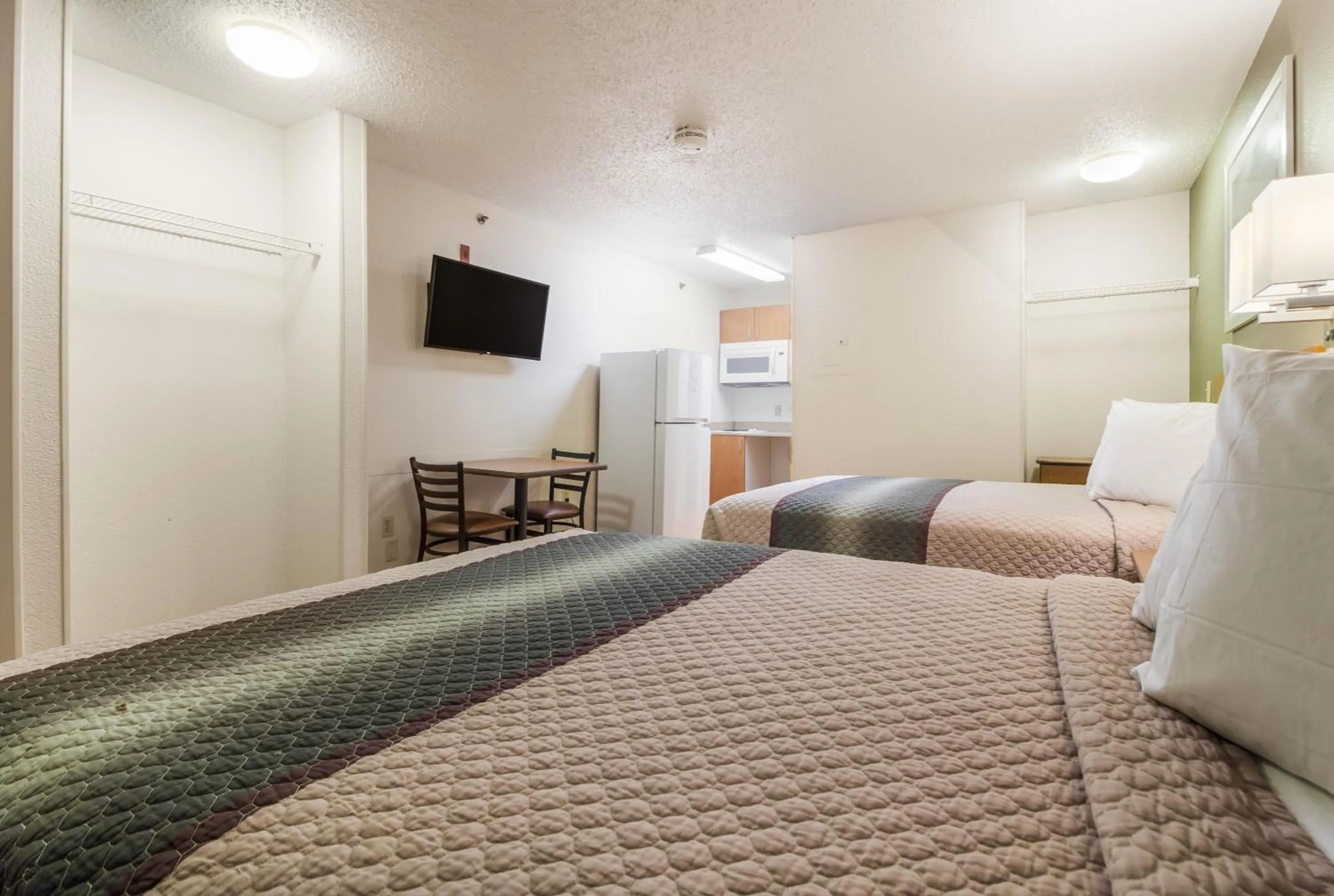 Photo of the whole room, Bed in HomeTowne Studios by Red Roof Houston - Northwest