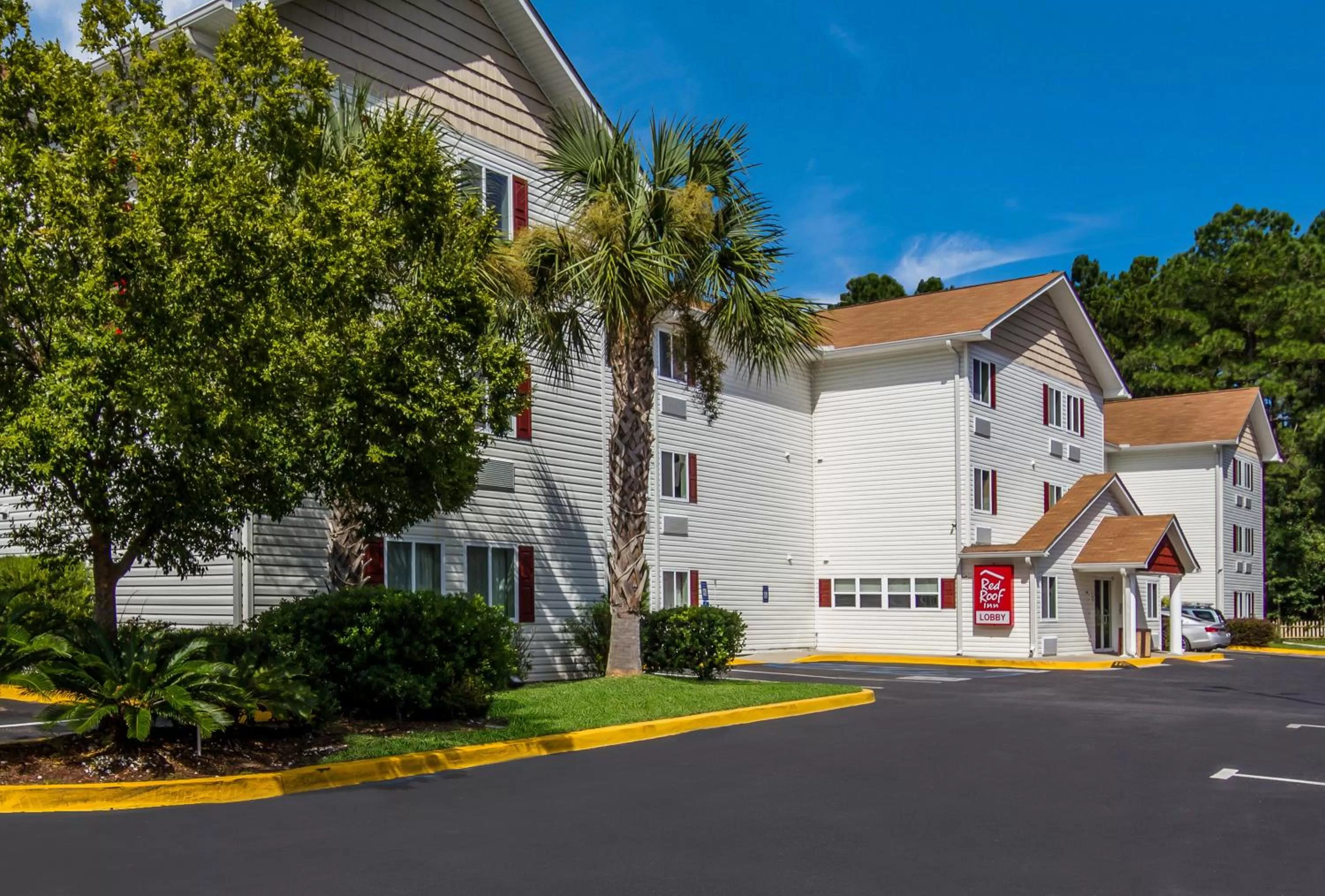 Property building in Red Roof Inn I-95 North Brunswick Darien