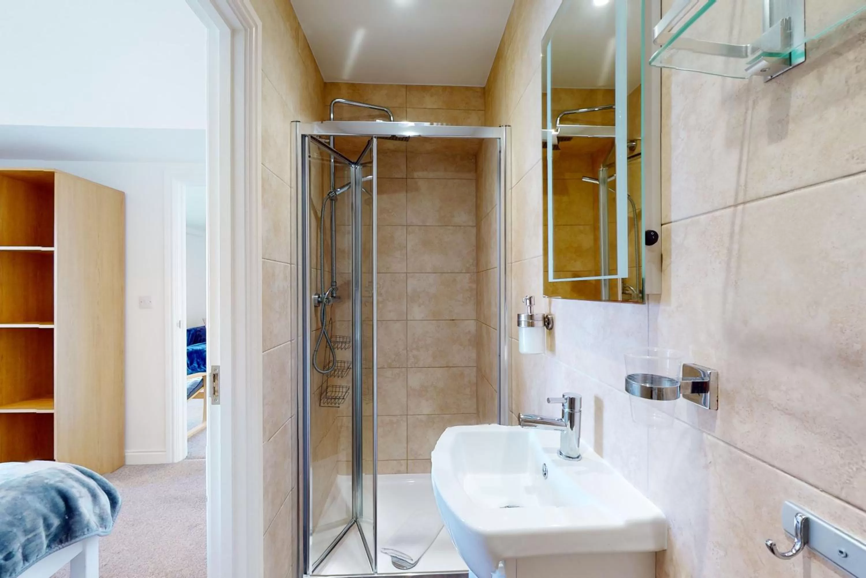 Shower in Crabbers' Wharf