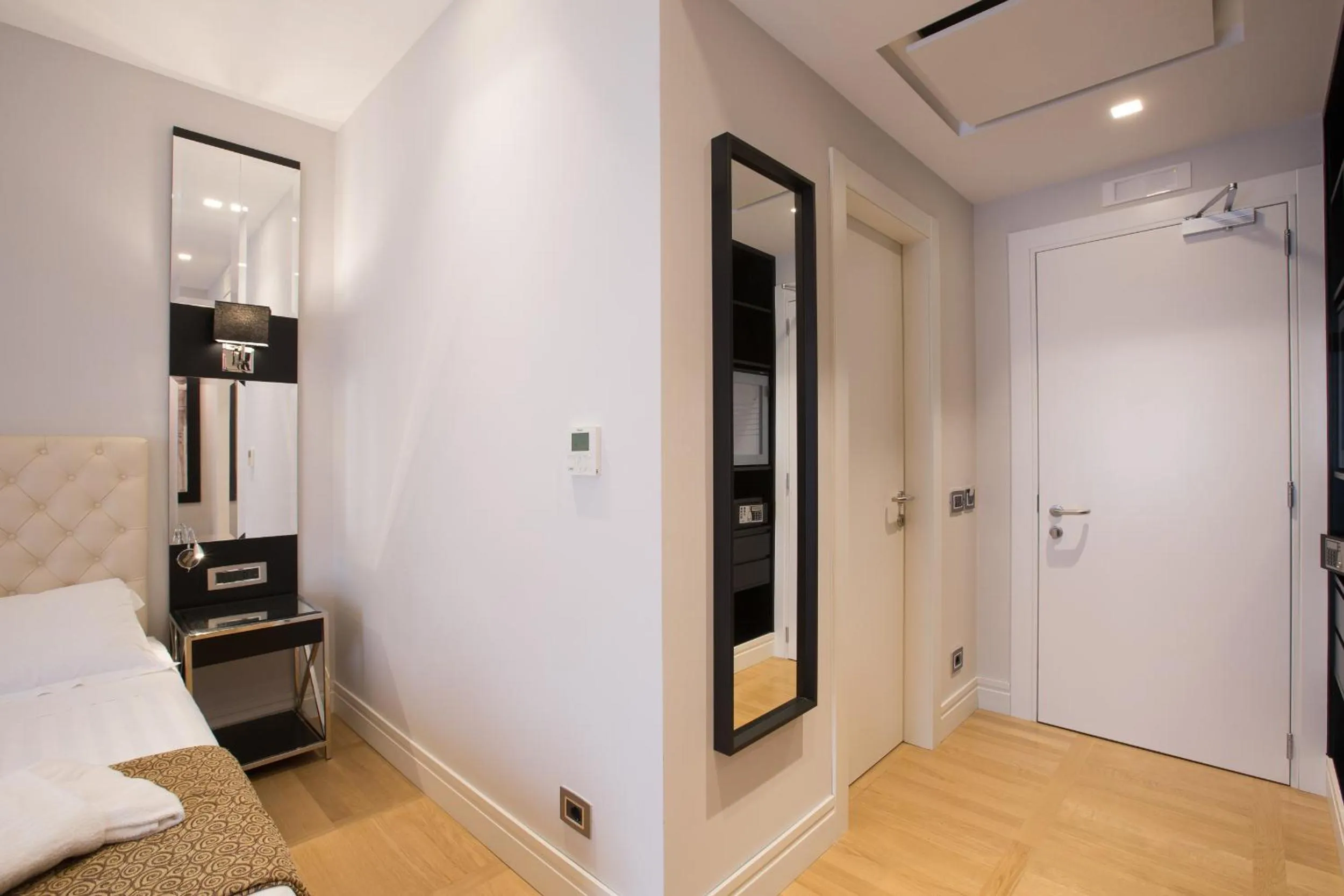 Bedroom, Bed in Floris Hotel