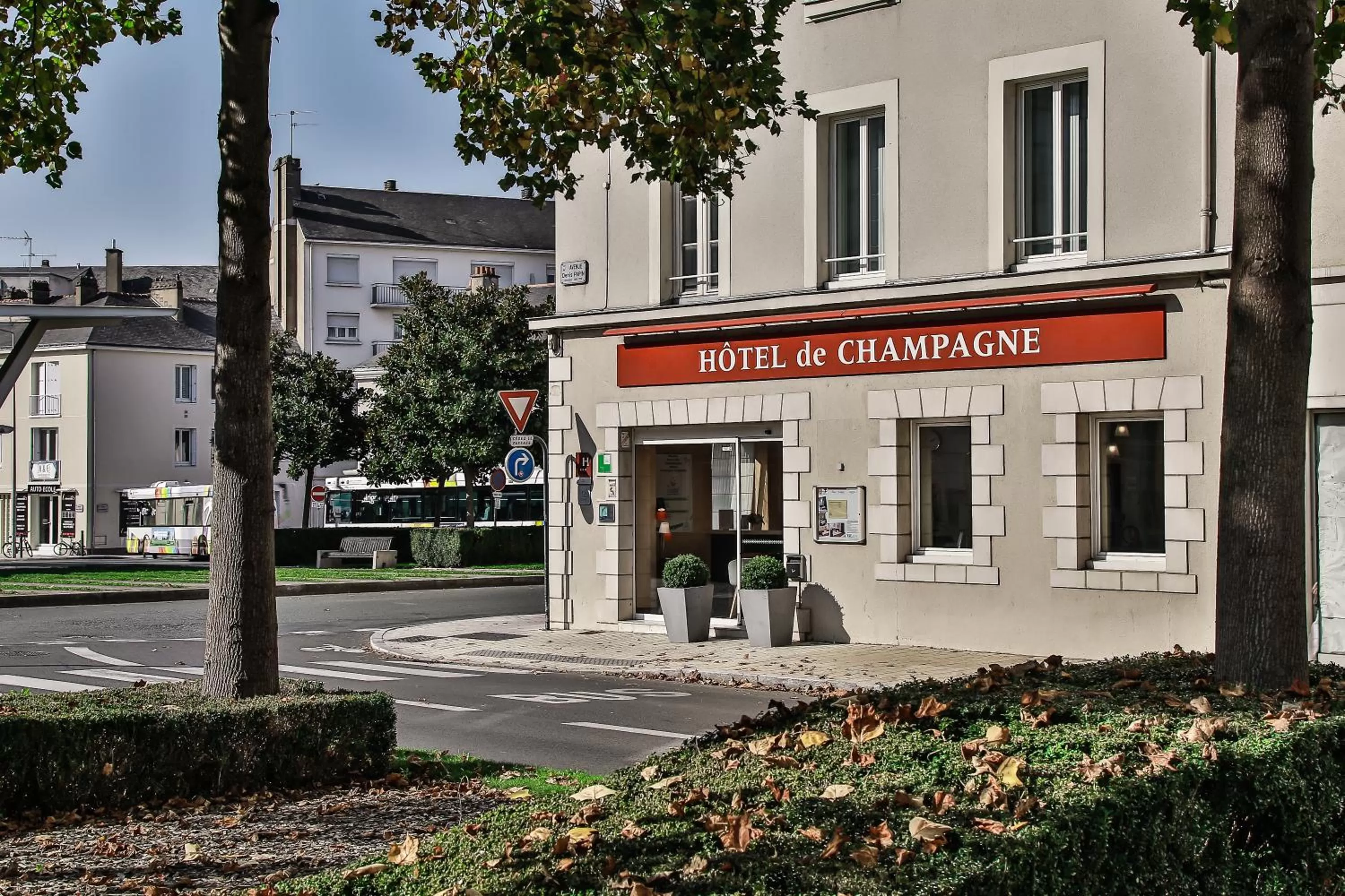 Property building in Hôtel de Champagne