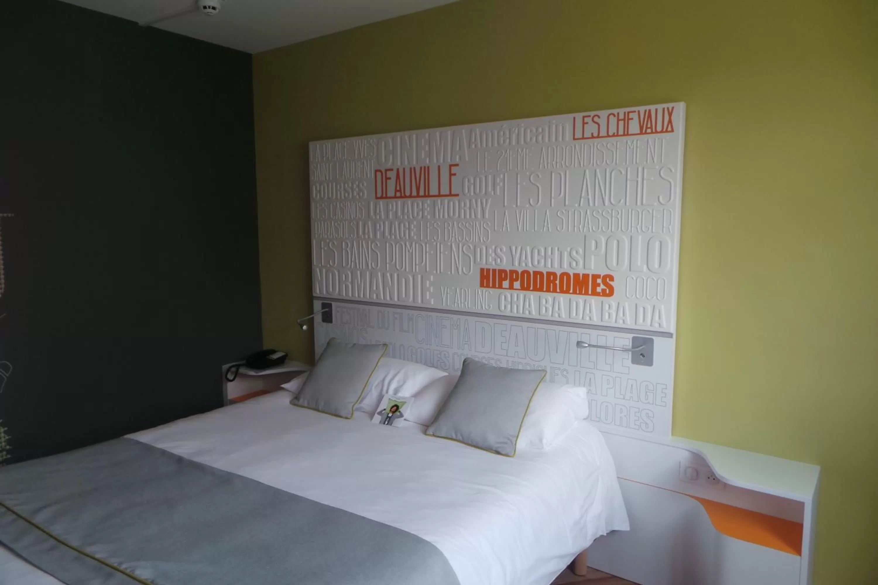 Photo of the whole room, Bed in ibis Styles Deauville Centre