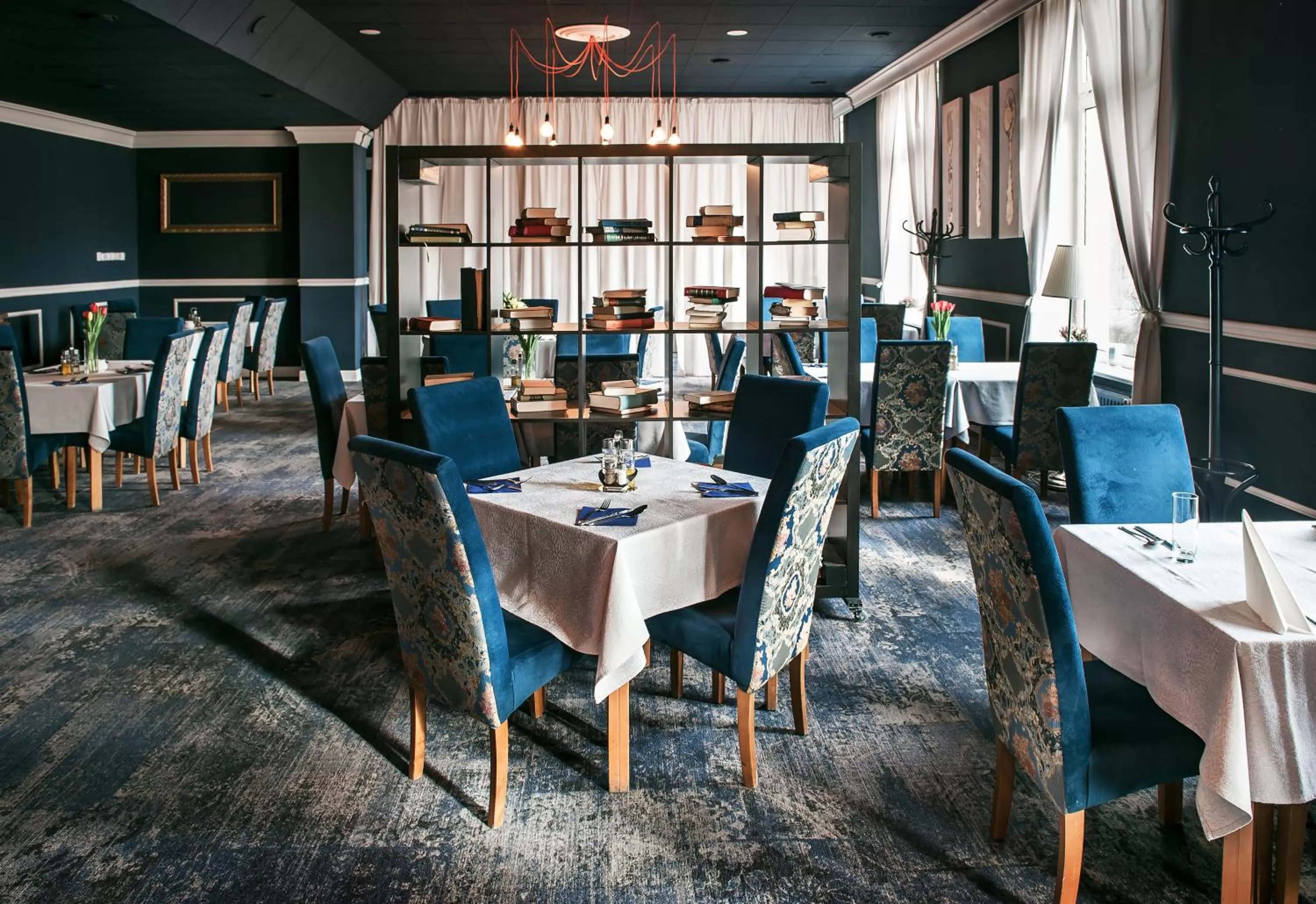 Restaurant/places to eat in Hotel IOR