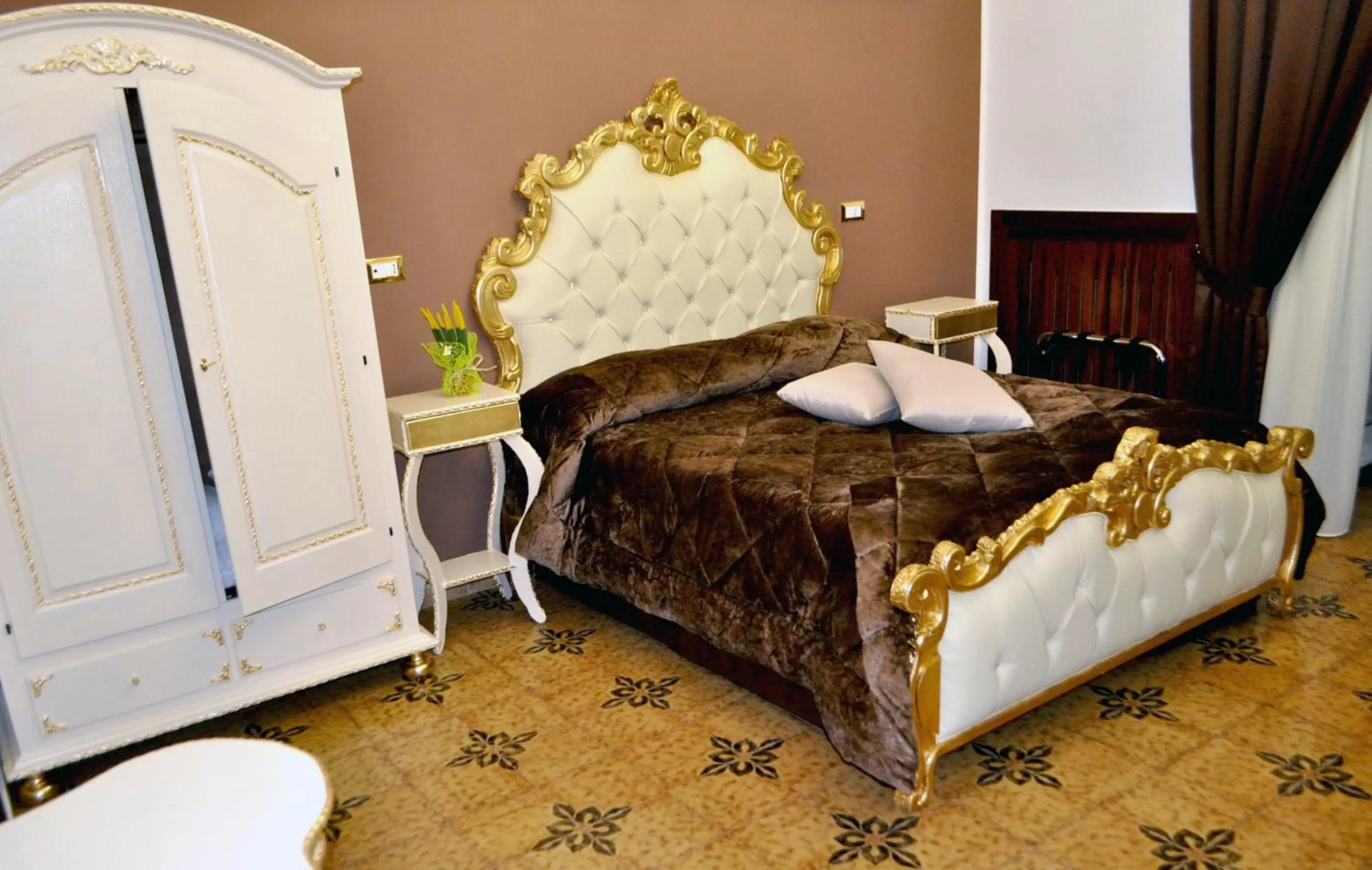 Spring, Bed in Hotel des Artistes