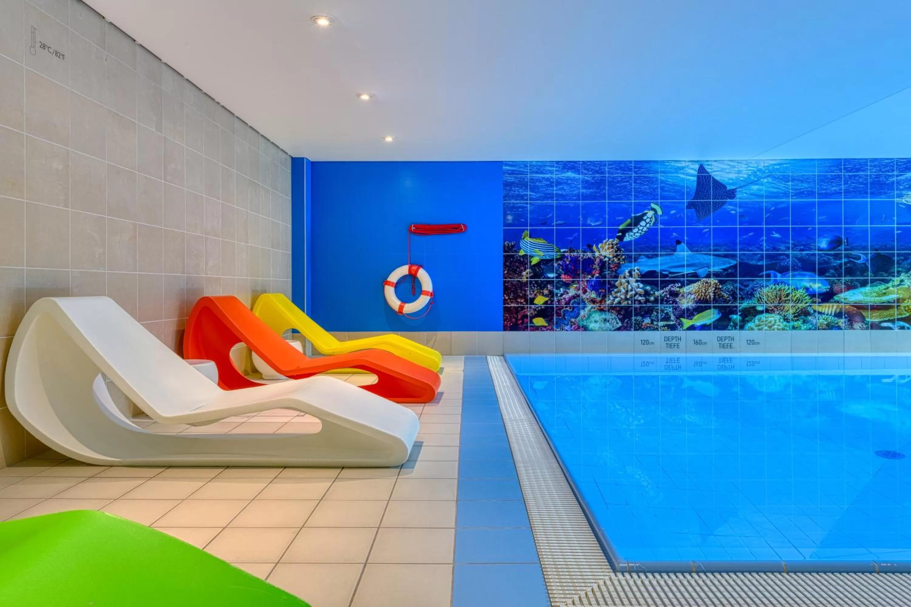 Swimming pool in Novotel Zurich City West