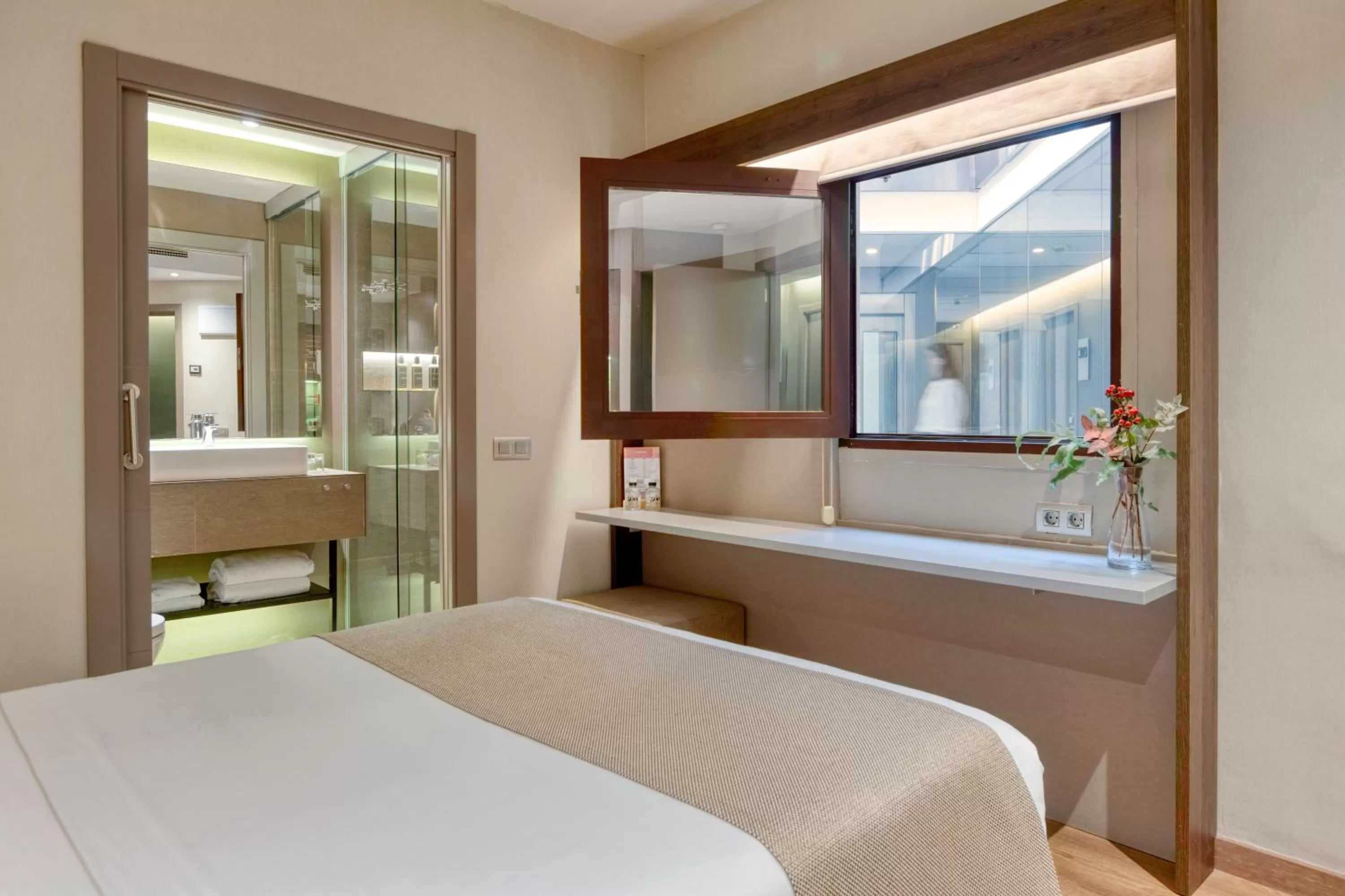 Photo of the whole room, Bed in Hotel America Barcelona