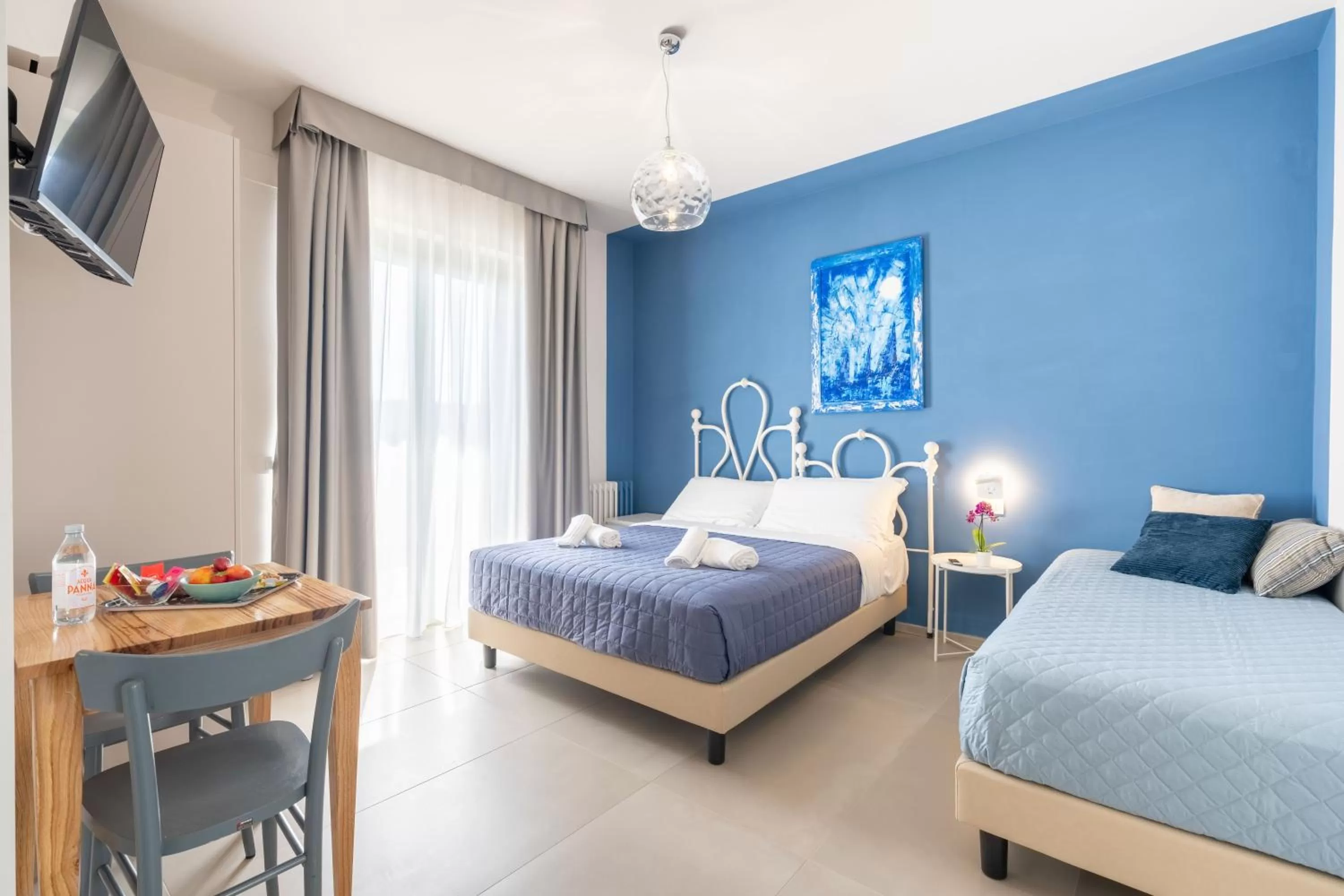 Photo of the whole room, Bed in Dea Suite Room