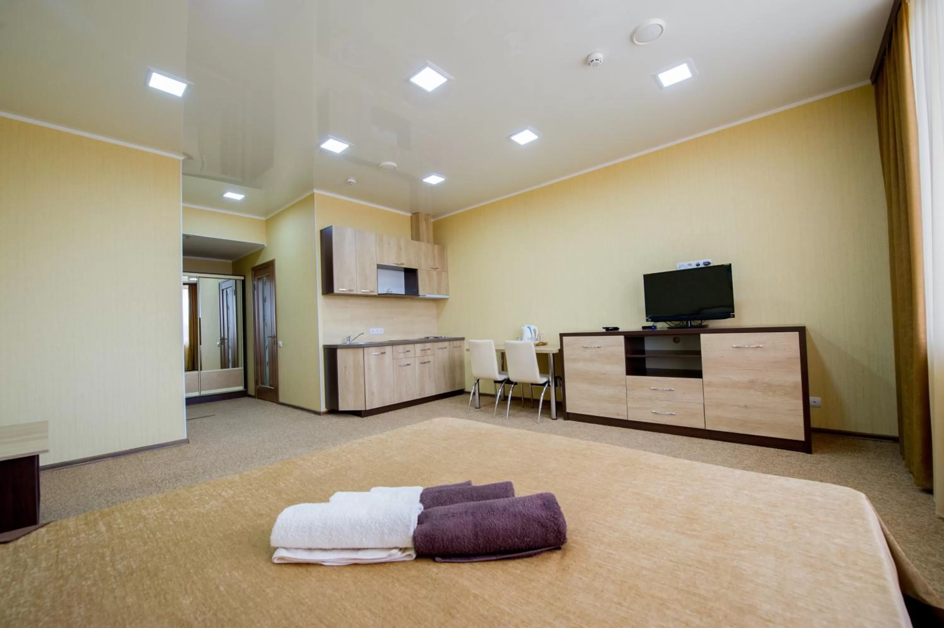 Photo of the whole room, TV/Entertainment Center in Elite Hotel