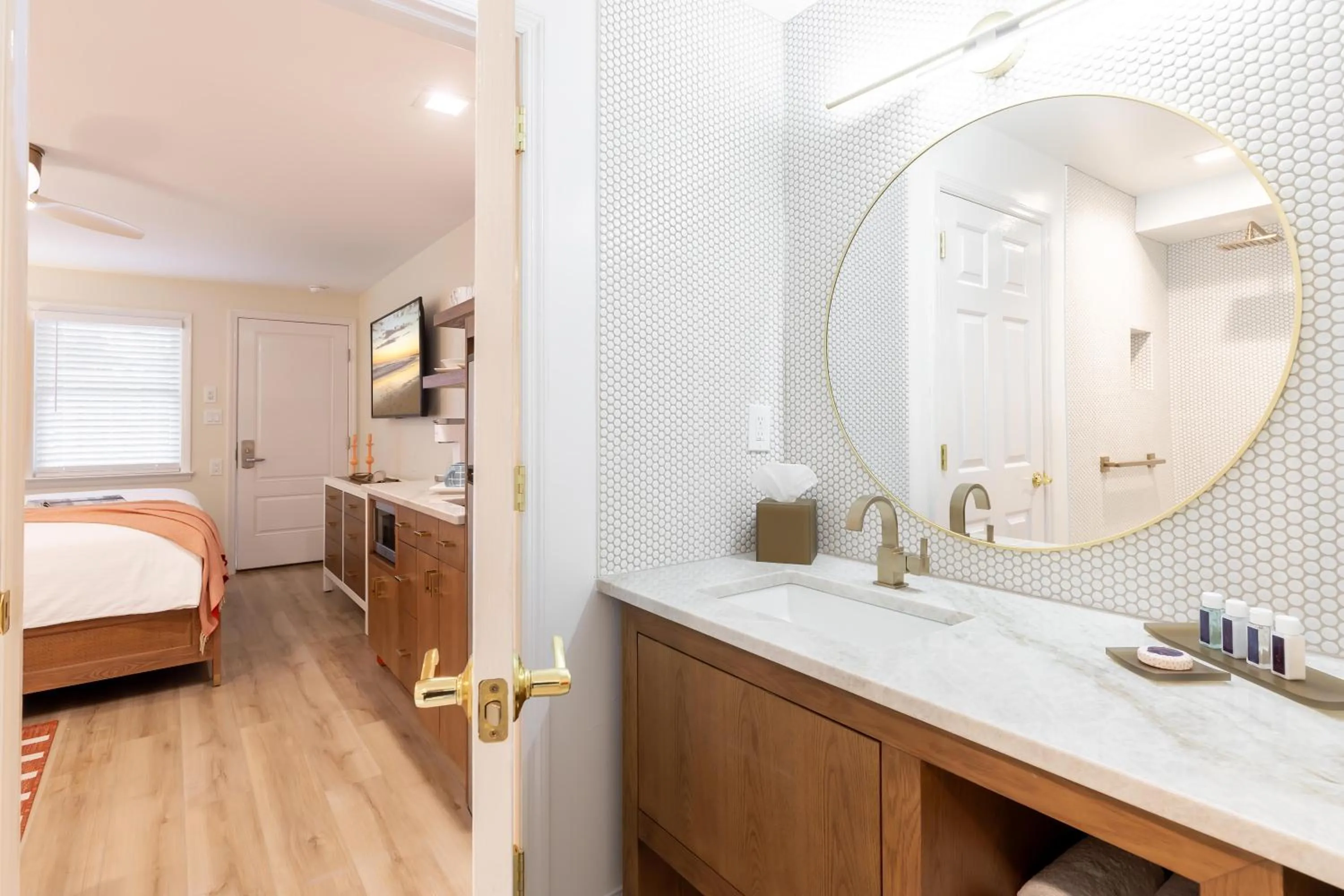 Bathroom, Bed in The Beach Club on Madison Avenue