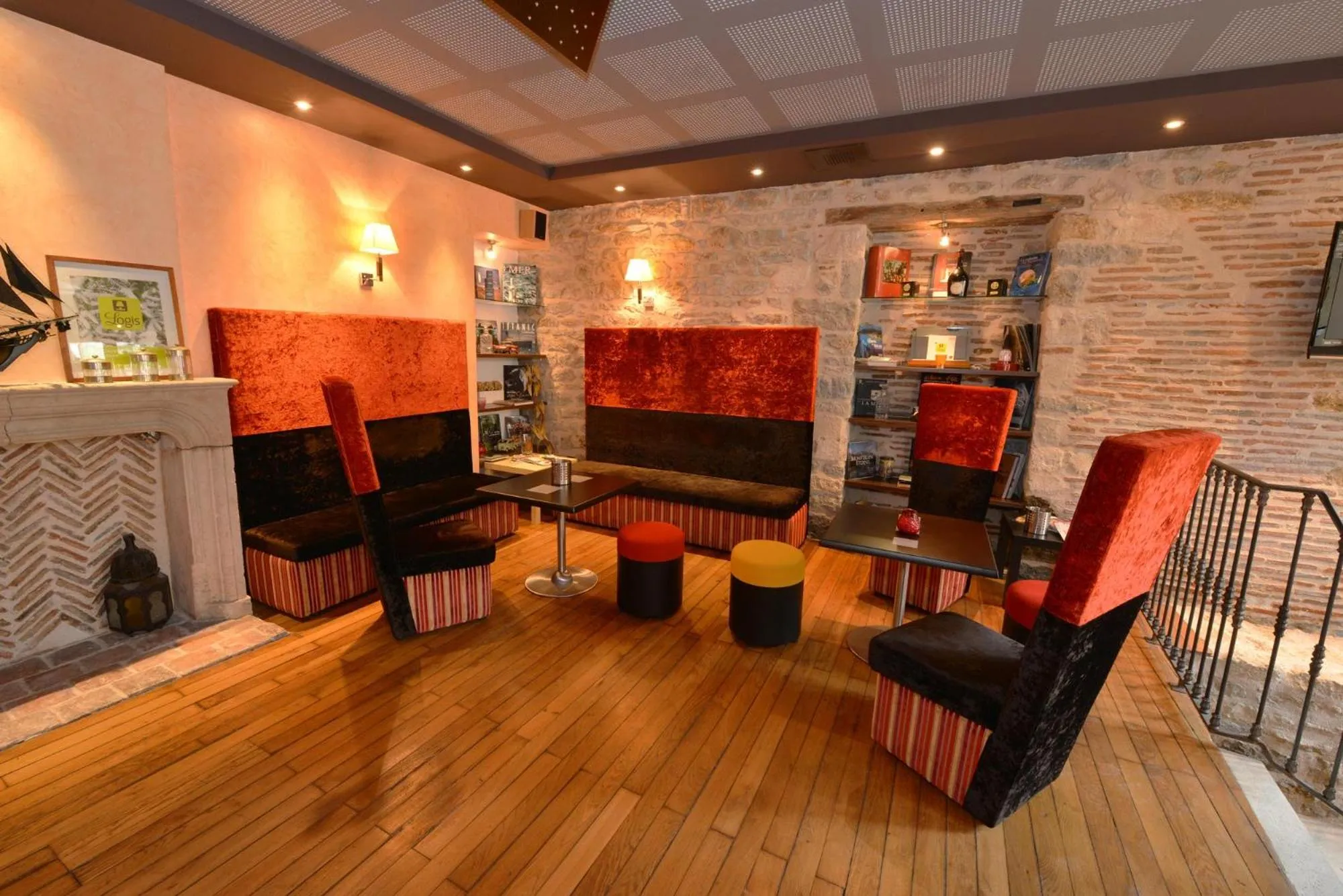 Communal lounge/ TV room in Hotel Relais De La Cote D'or