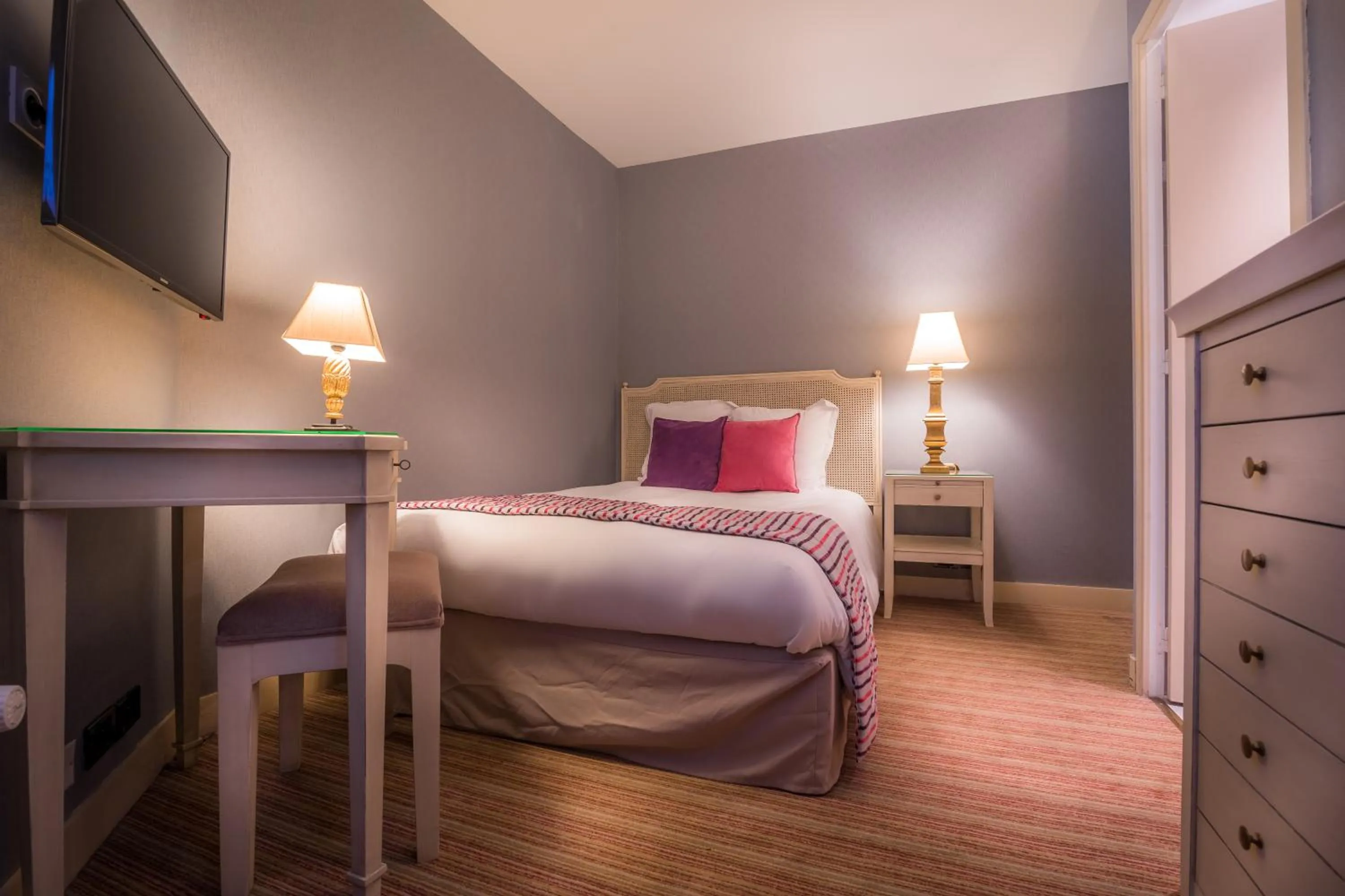 Bed in Champerret Heliopolis