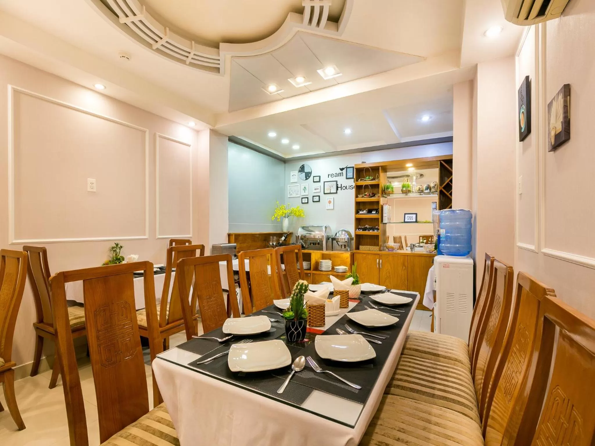 Restaurant/places to eat in Vilion Boutique Hotel Ben Thanh