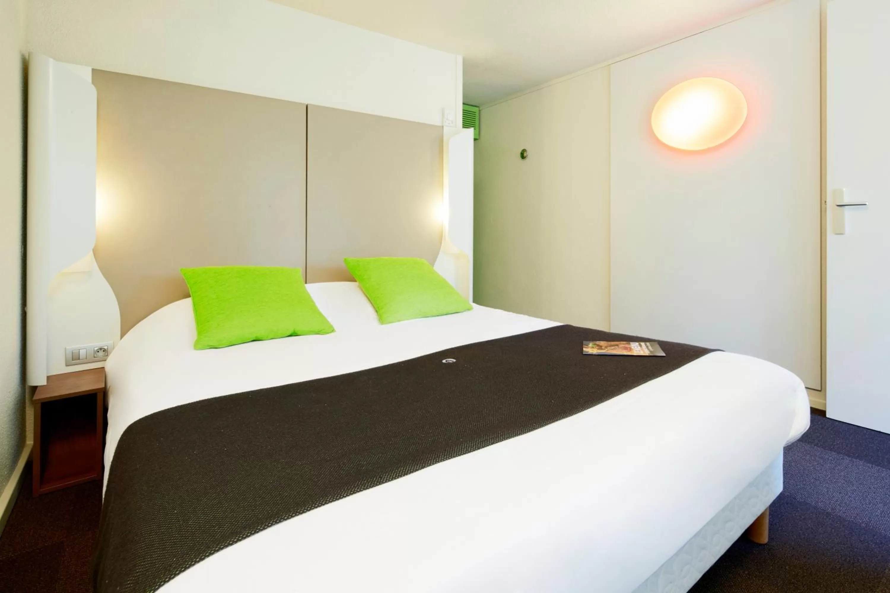 Photo of the whole room, Bed in Campanile Poitiers - Site du Futuroscope