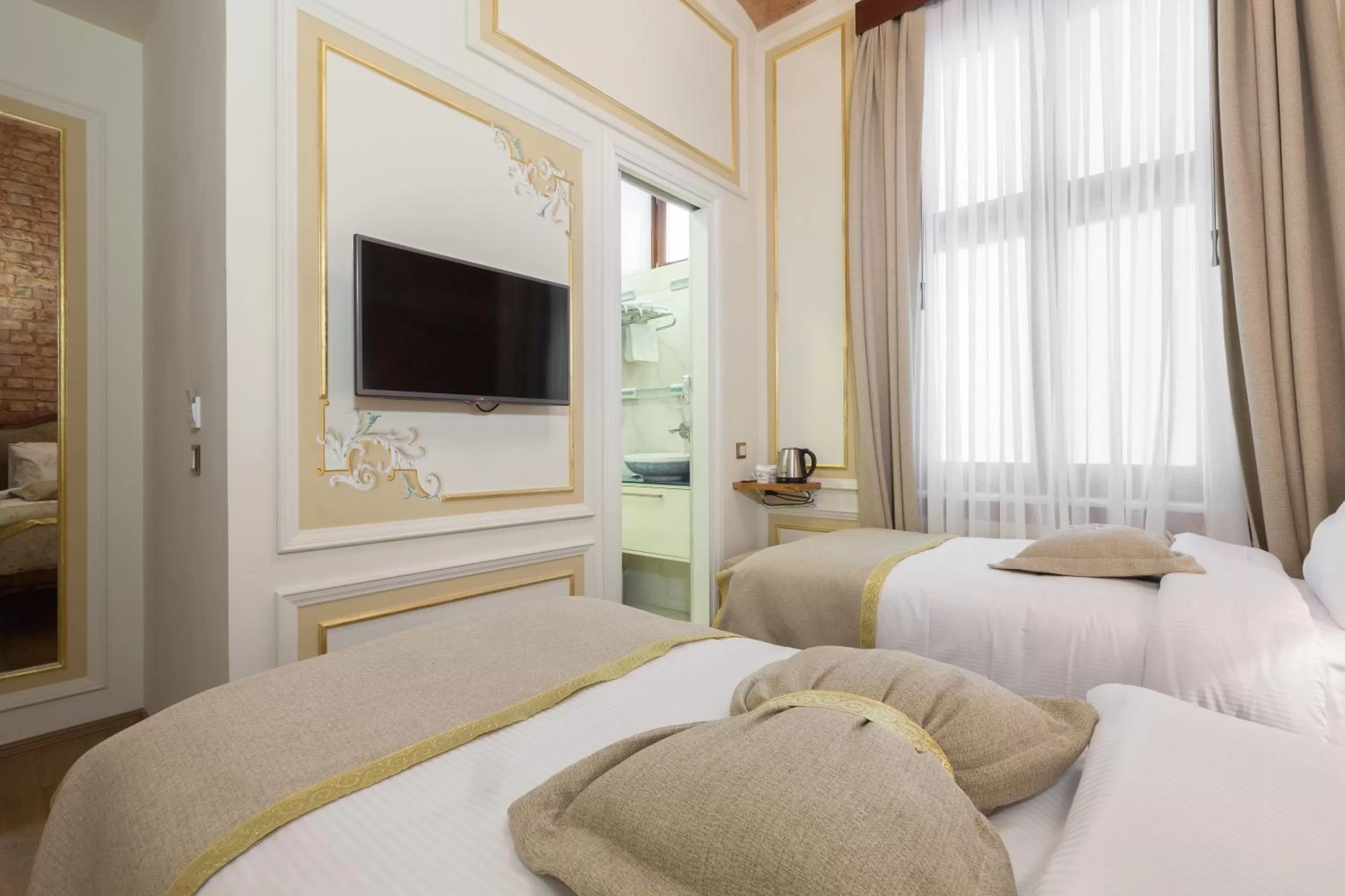 Photo of the whole room, Bed in Hotel Pera Parma