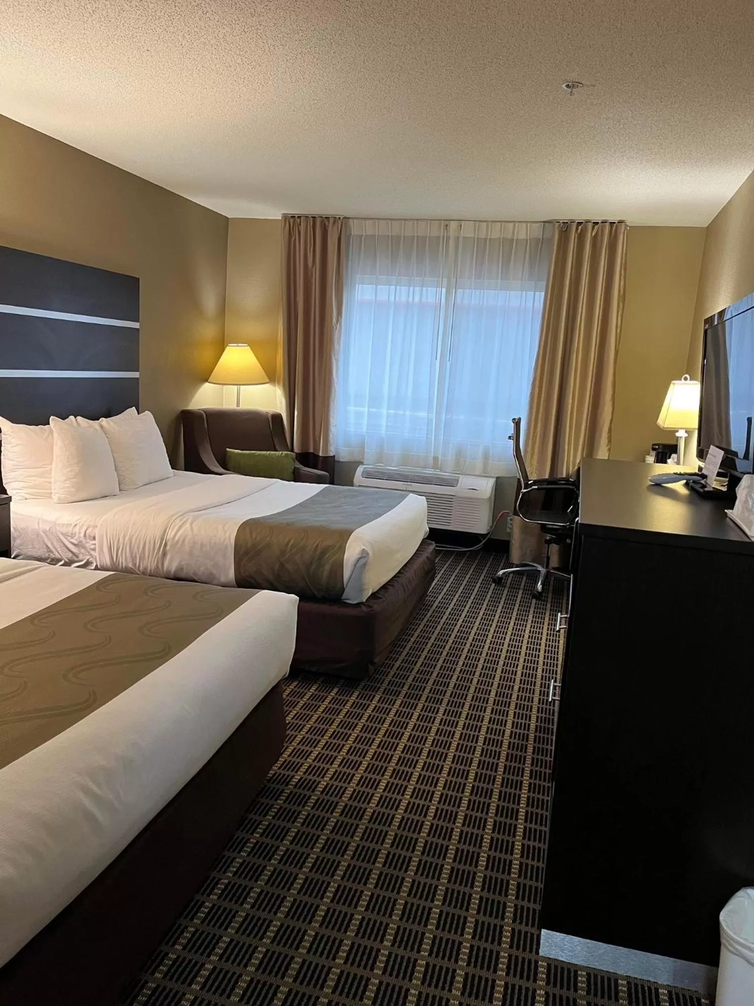 Bed in Quality Inn & Suites Bradford