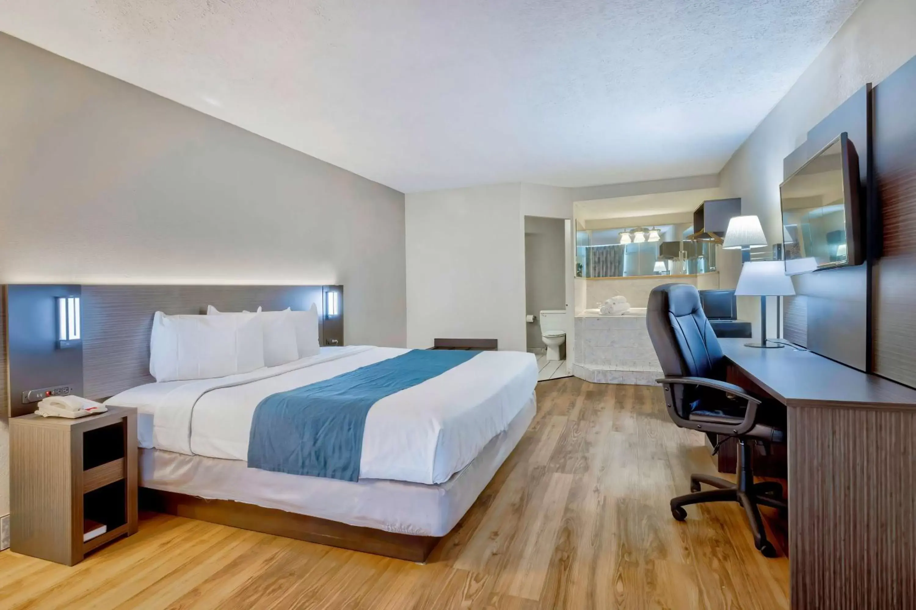 King Room with Spa Bath - Non-Smoking in Motel 6 Morgantown King Room with Spa Bath - Non-Smoking in Motel 6 Morgantown