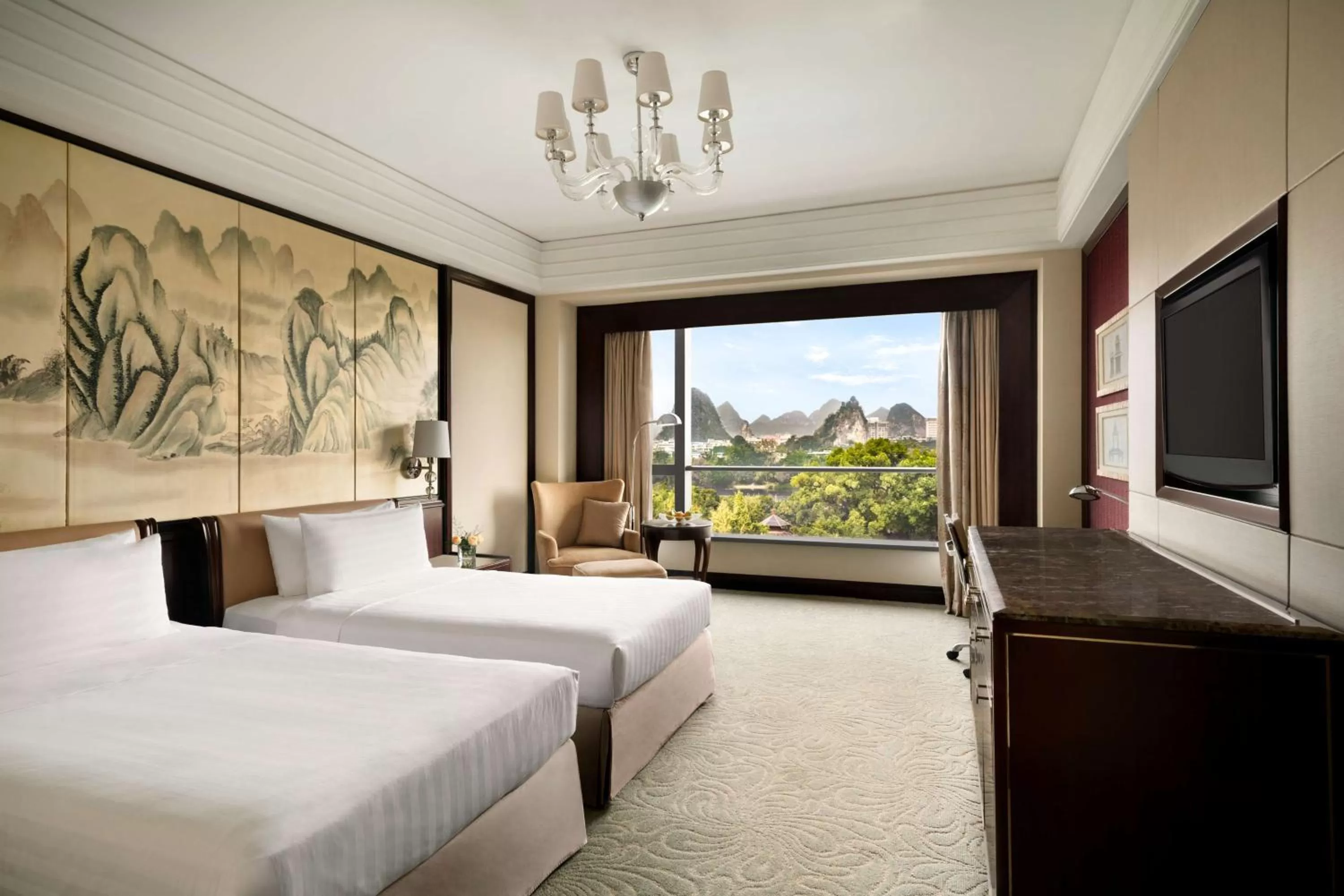 Photo of the whole room, Bed in Shangri-La Guilin