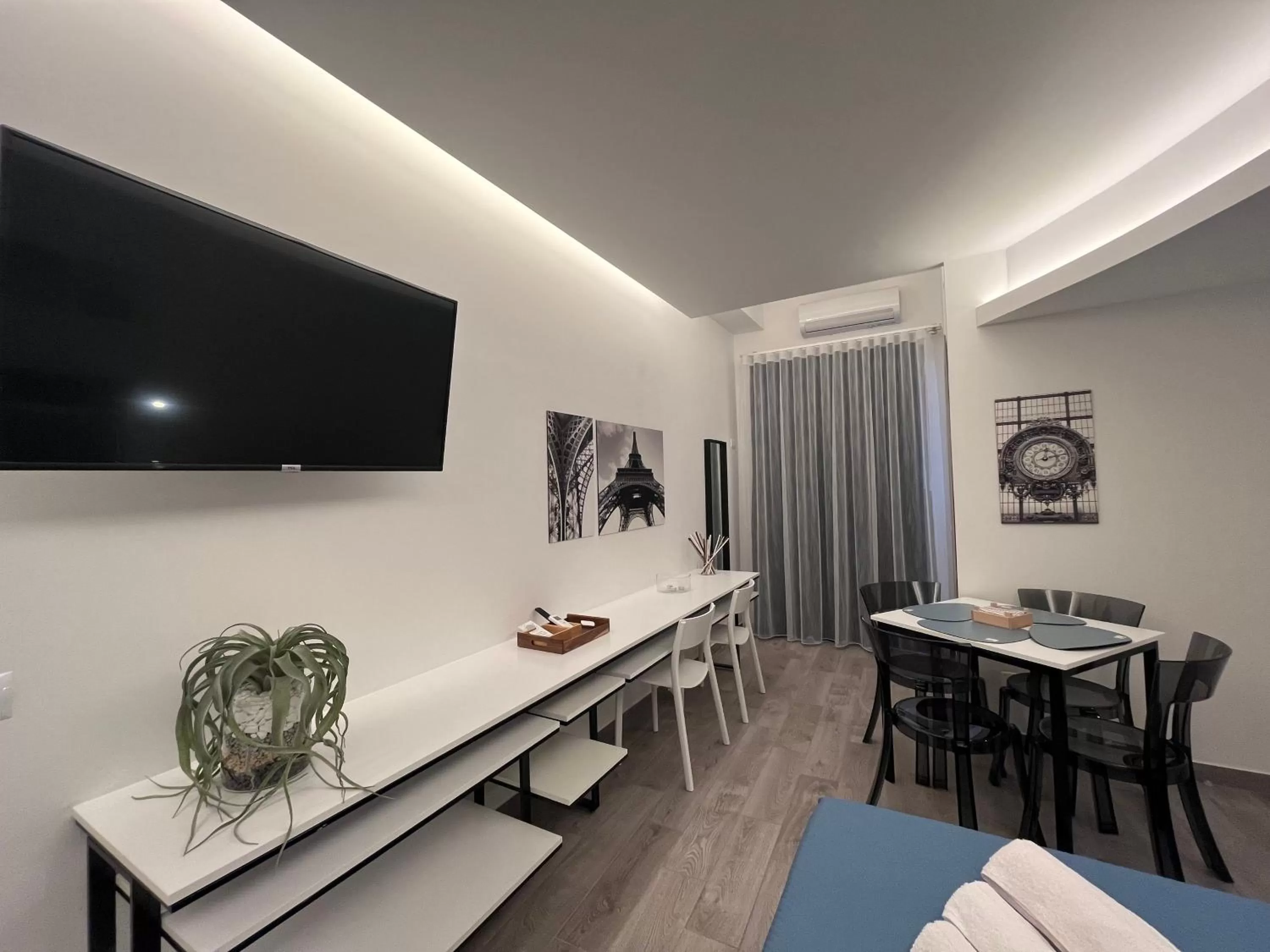 TV/Entertainment Center in La Casba