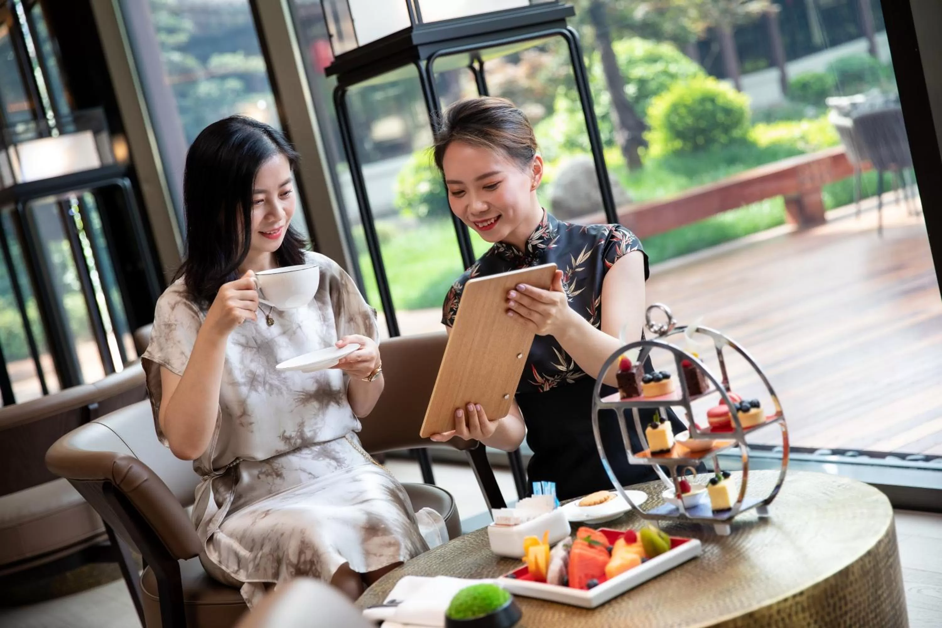 Lounge or bar in HUALUXE Xi'an Tanghua by IHG