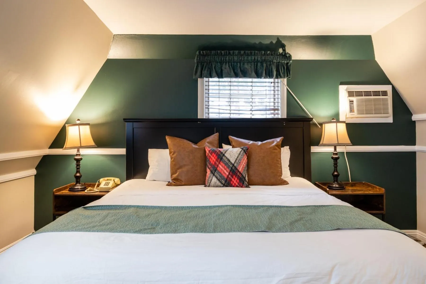 Saddleback Inn at Lake Arrowhead