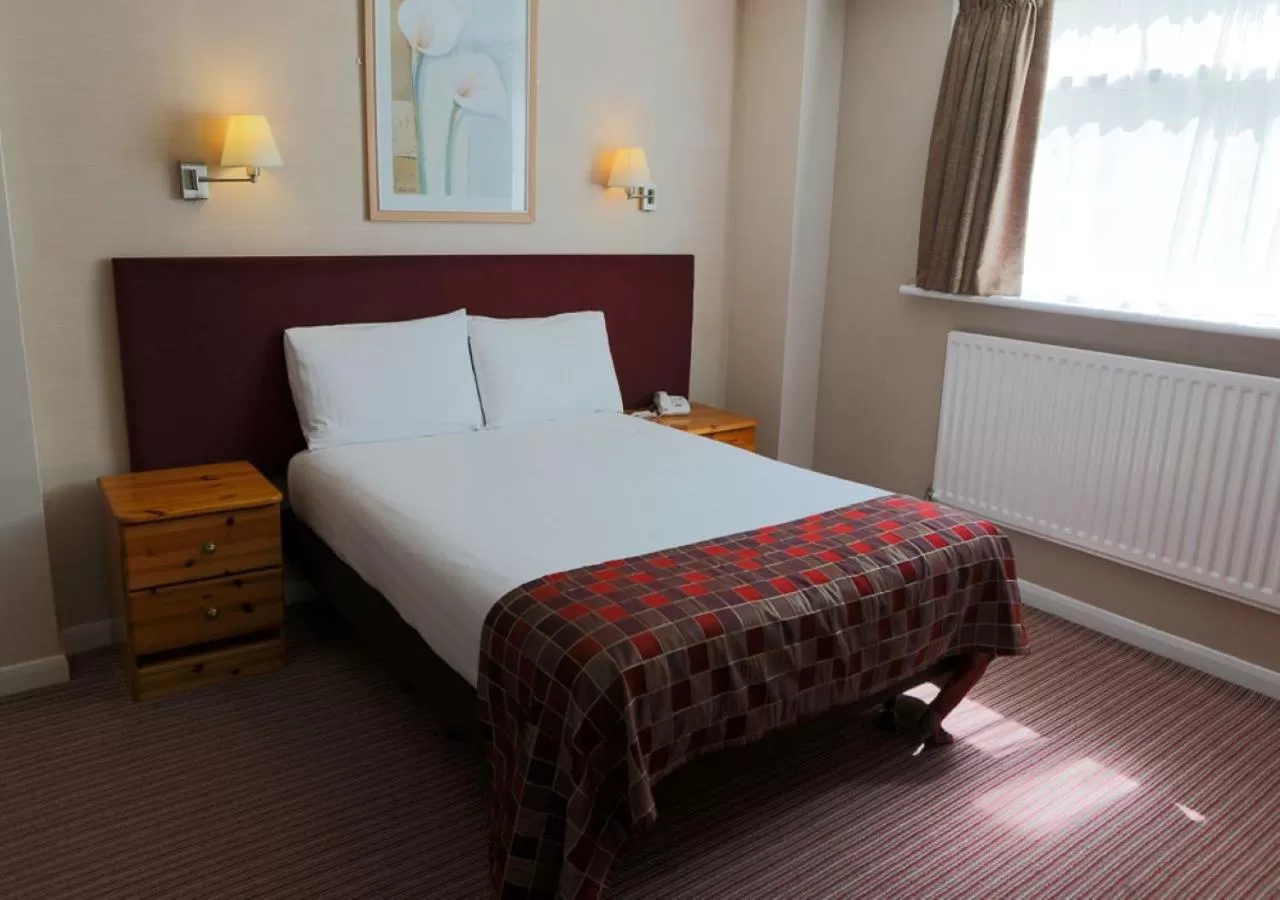 Bedroom, Bed in King Charles Hotel