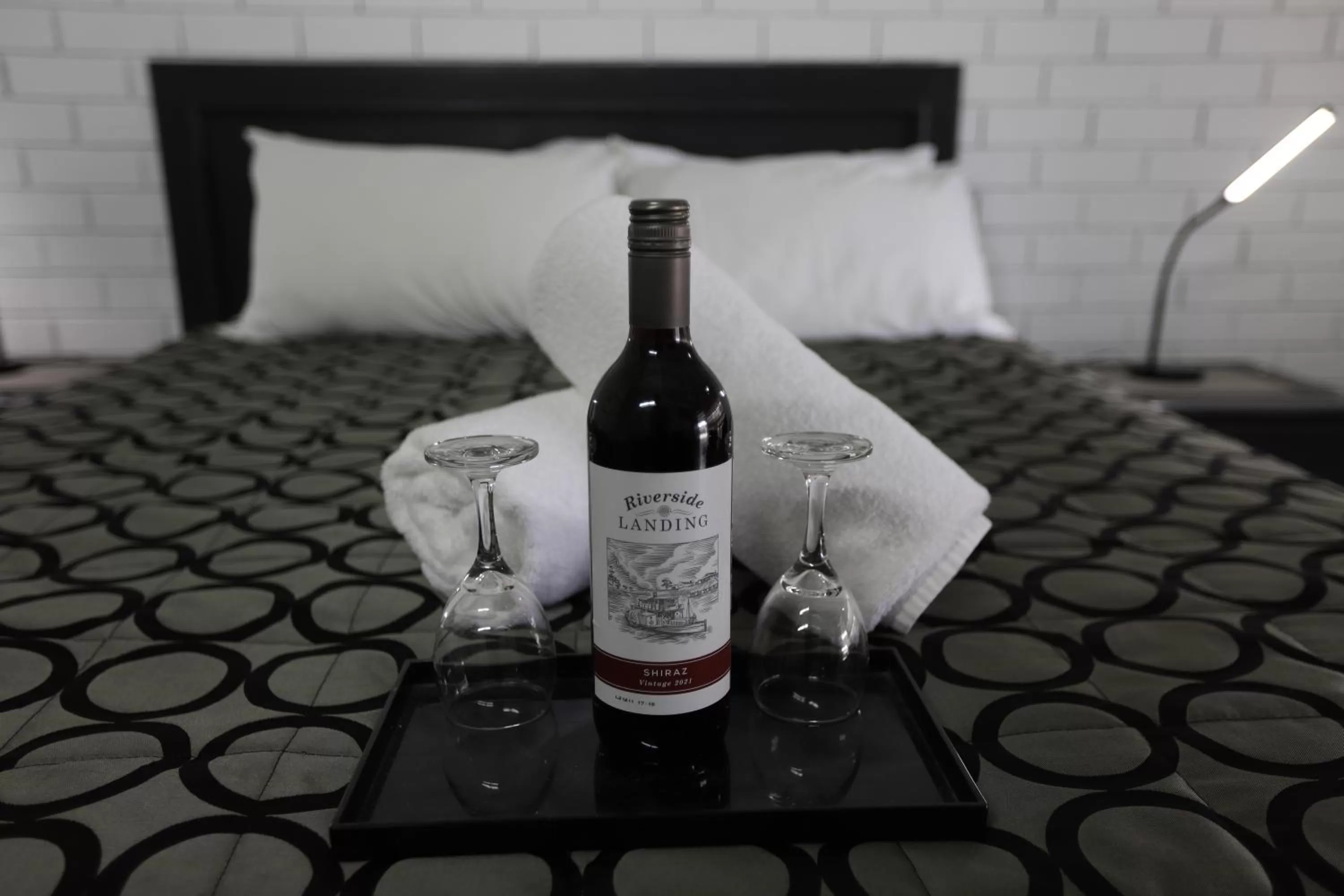 Alcoholic drinks, Bed in The Town House Motor Inn