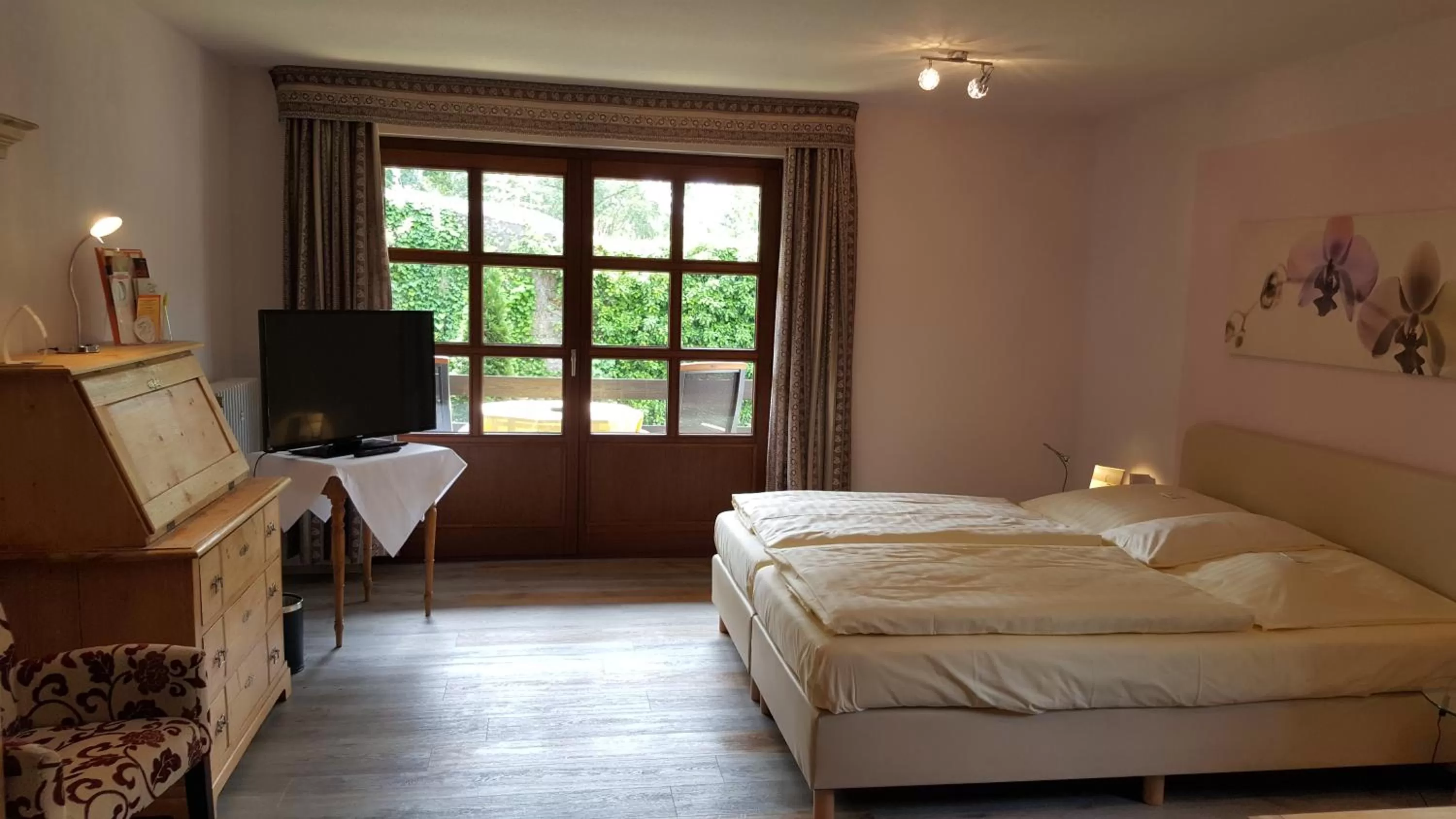 Balcony/Terrace, Bed in Hotel Goldflair am Rathaus