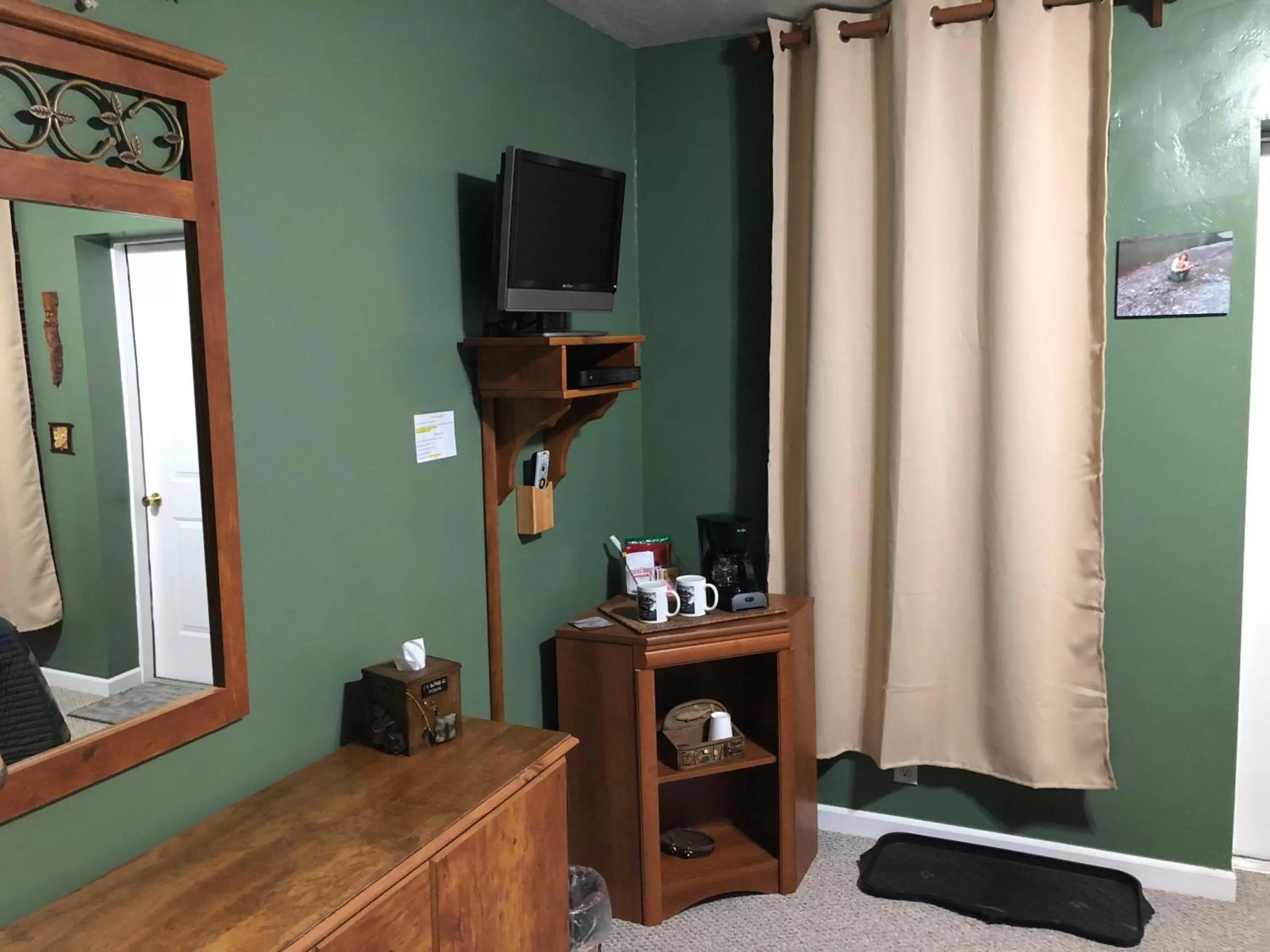 Coffee/tea facilities, TV/Entertainment Center in McKinley View B&B