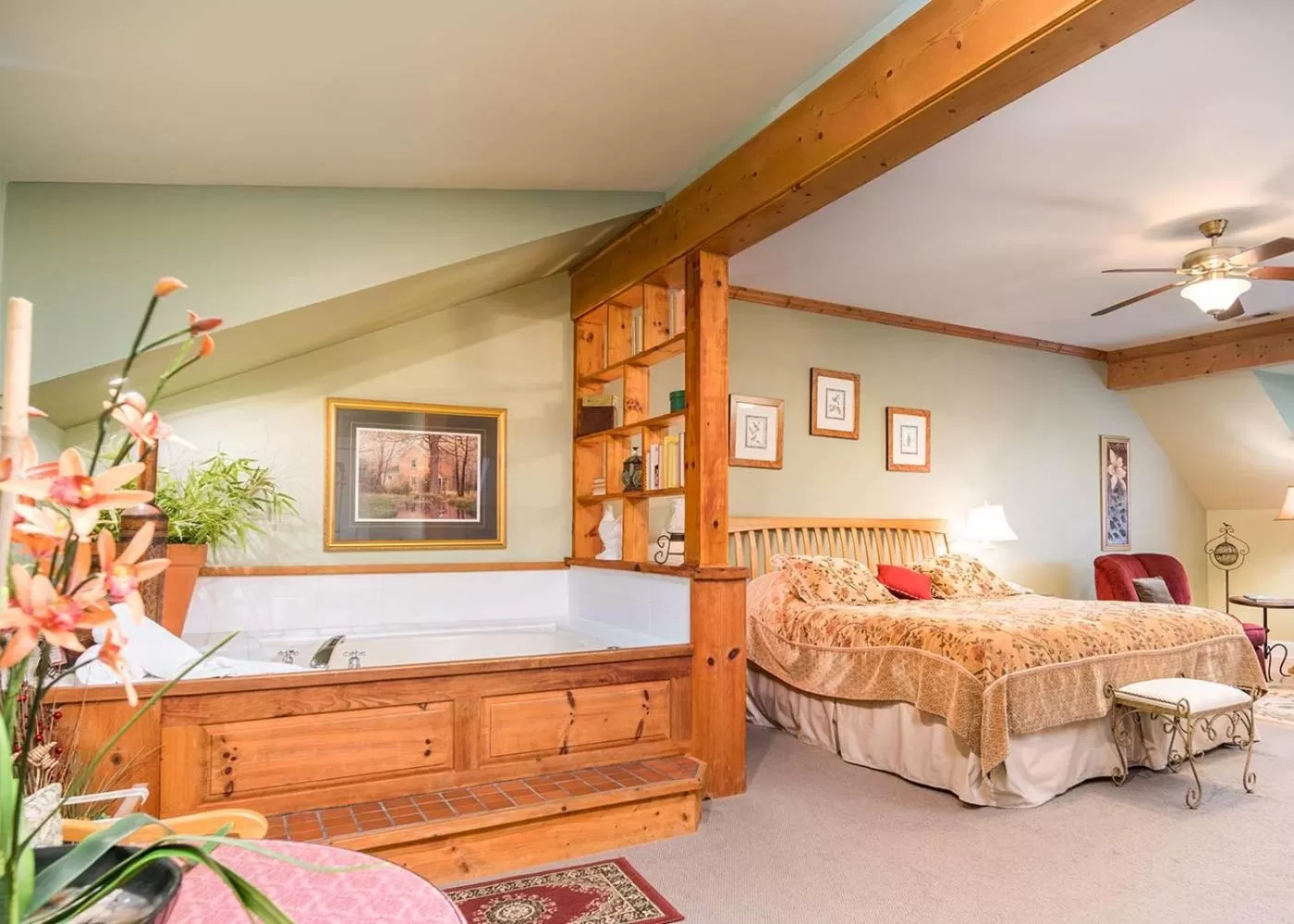 Bed in Highland Lake Inn & Resort - Flat Rock