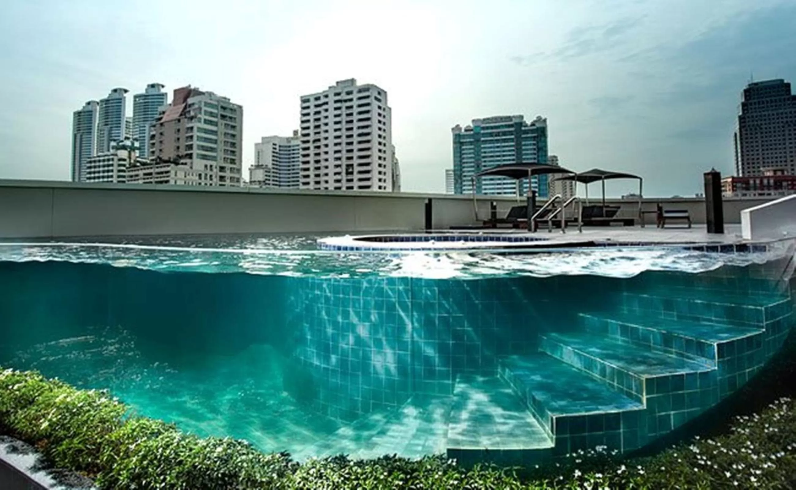 Swimming pool in S31 Sukhumvit Hotel