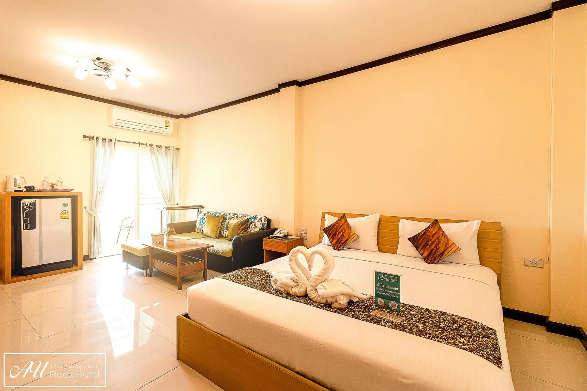 Living room, Bed in AU Place Hotel