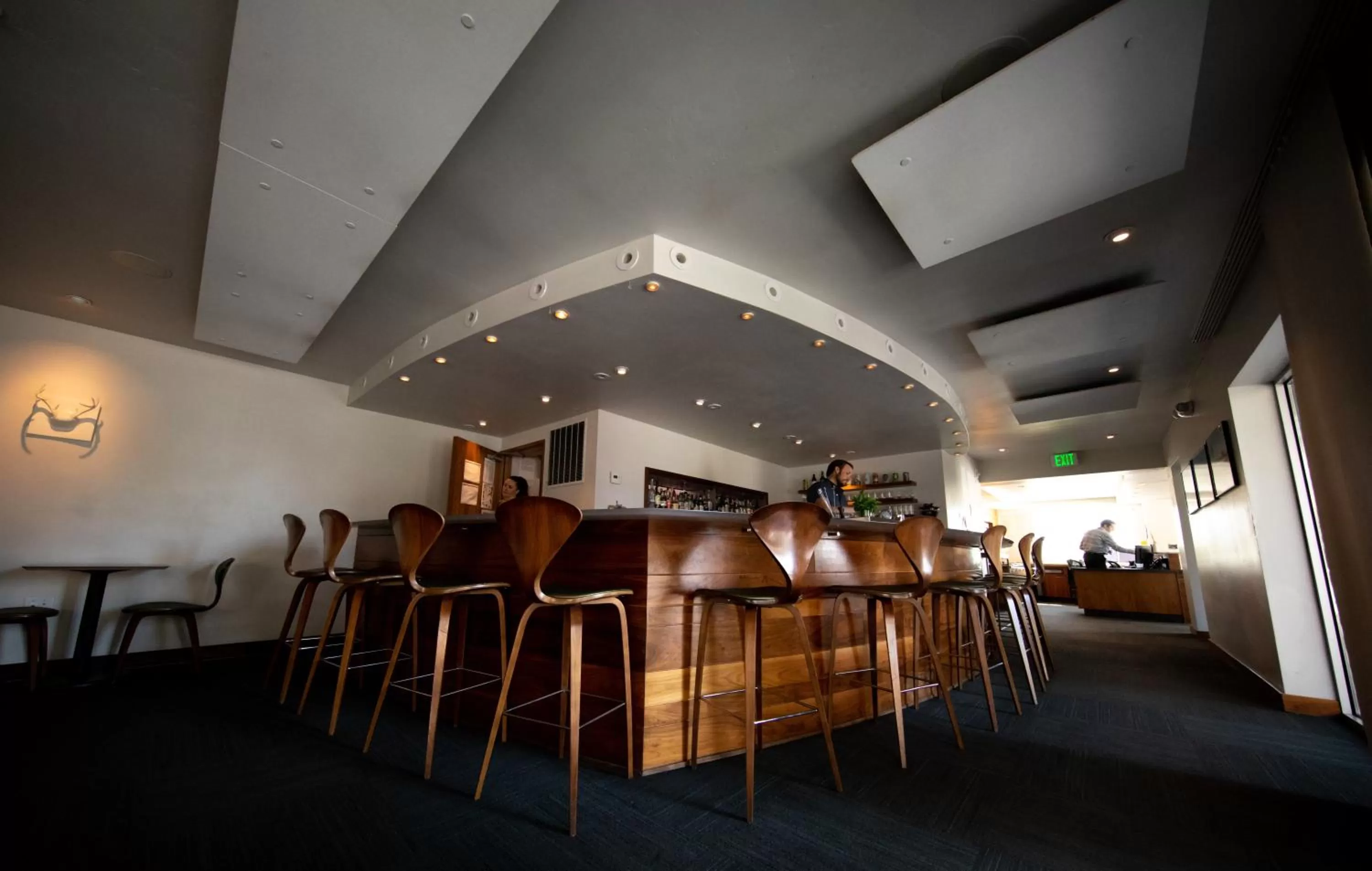 Restaurant/places to eat in Modern Hotel