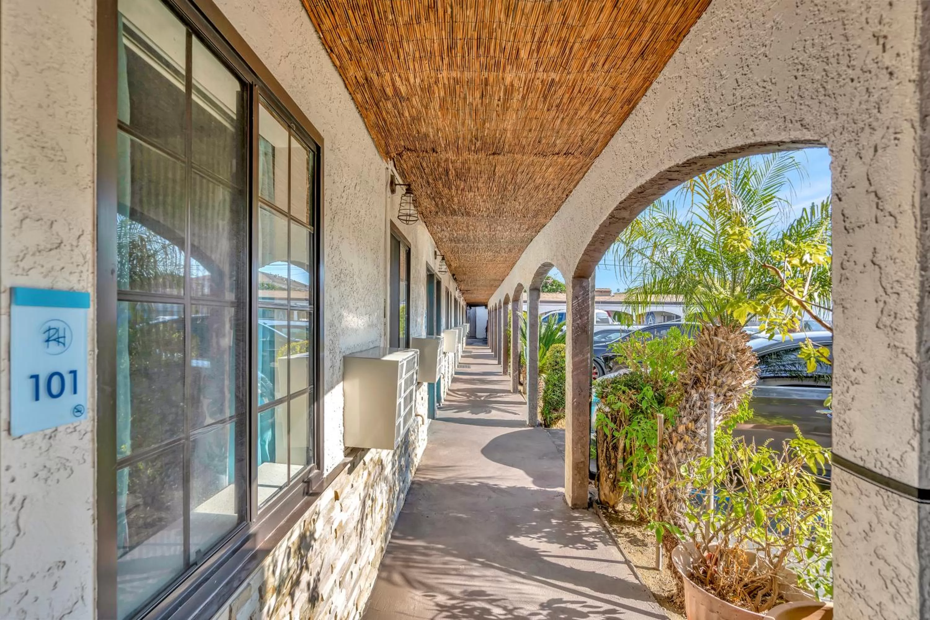 Day in Royal Hawaiian Inn - Mid City, Los Angeles