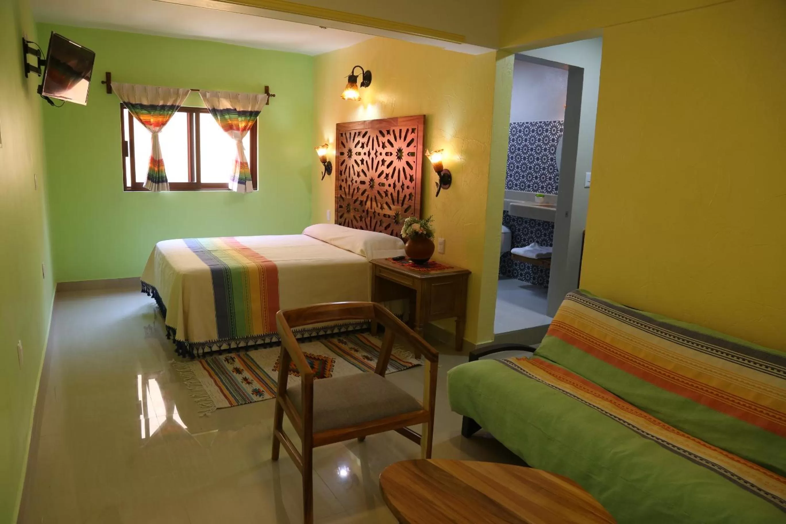 Photo of the whole room, Bed in Suites Cárdon