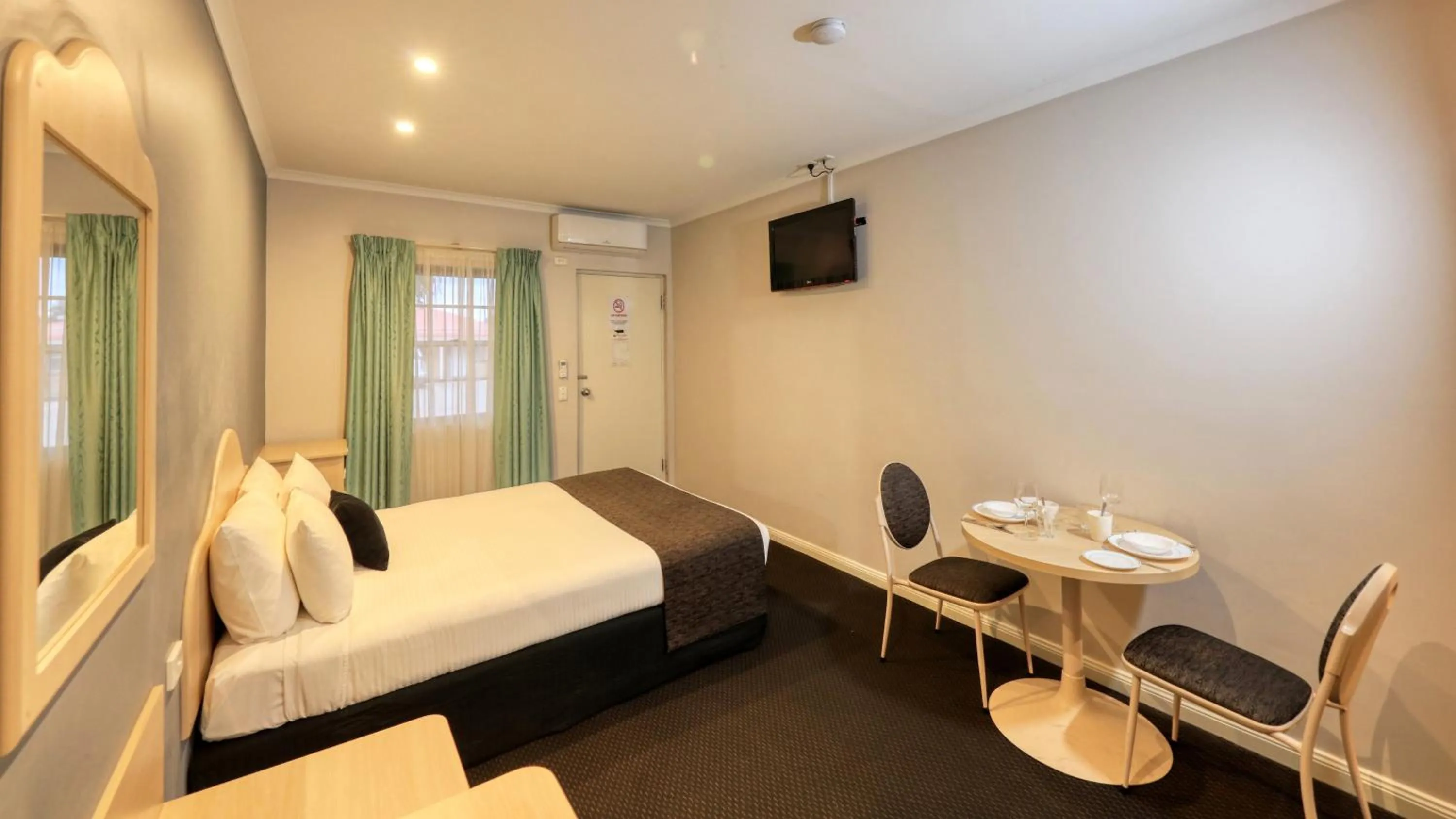 TV and multimedia, Bed in Charles Rasp Motor Inn & Cottages