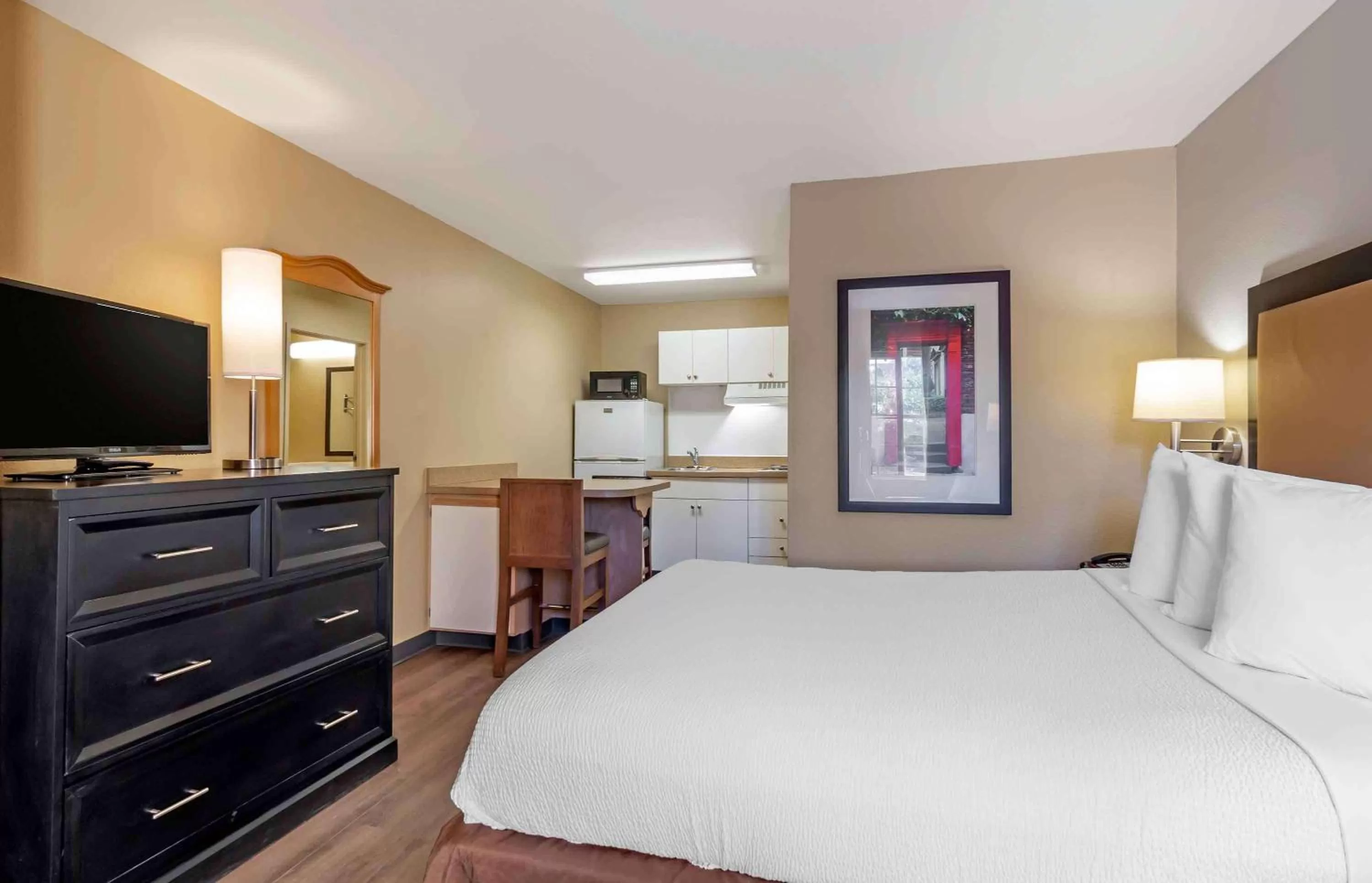 Bedroom, Bed in Extended Stay America Suites - Kansas City - Shawnee Mission